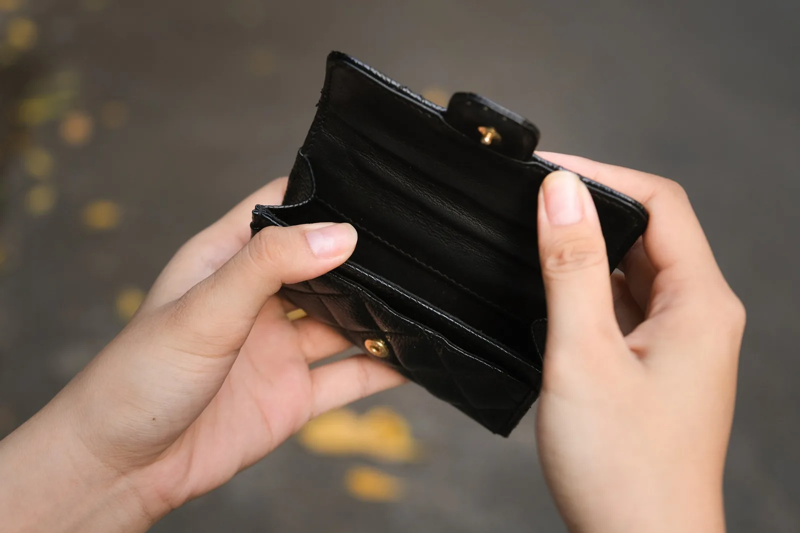 Ảnh Lifestyle Ví đựng card da Caviar đen chần trám nắp gập - Koi Leather