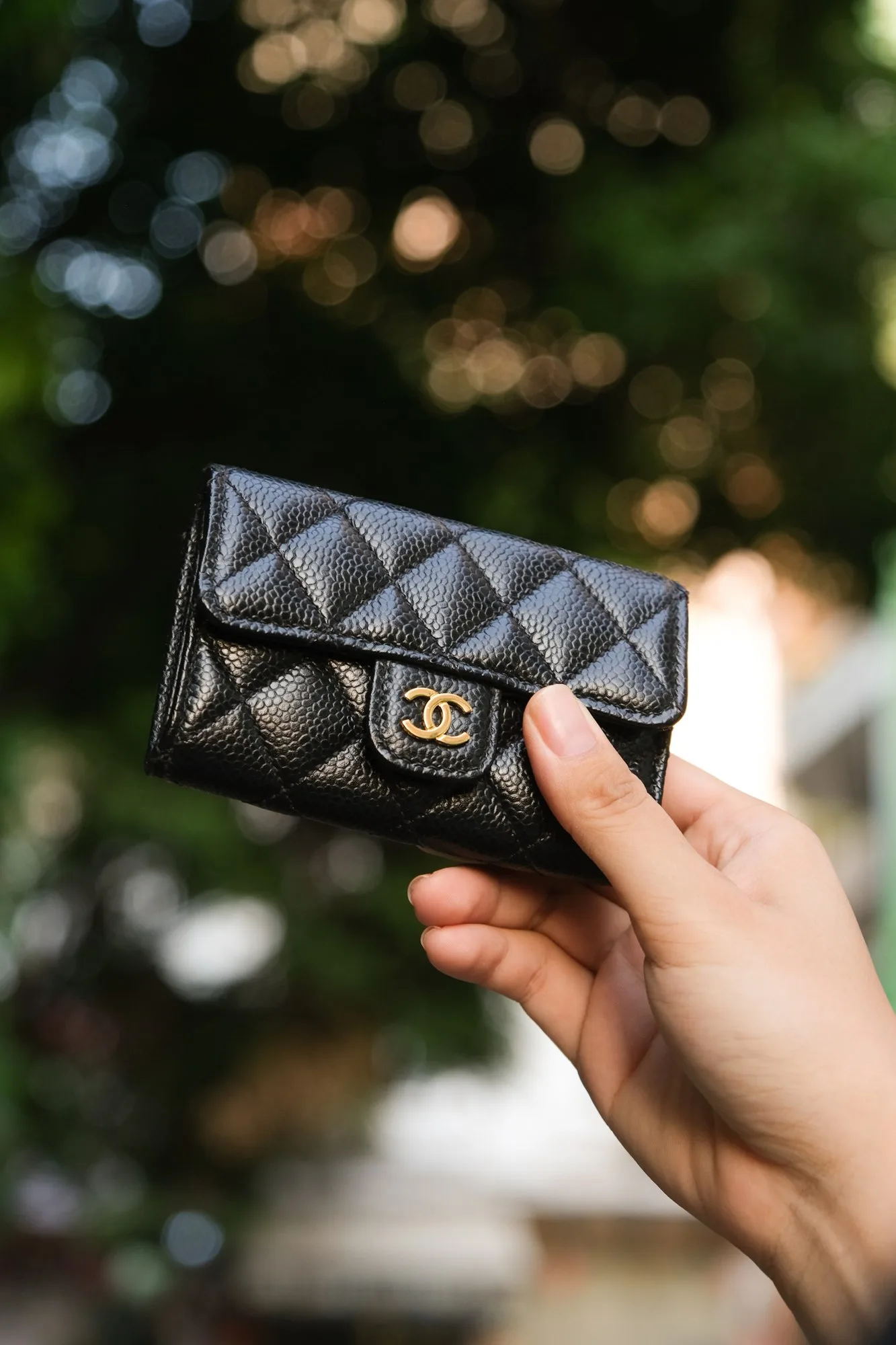Ảnh Lifestyle Ví đựng card da Caviar đen chần trám nắp gập - Koi Leather