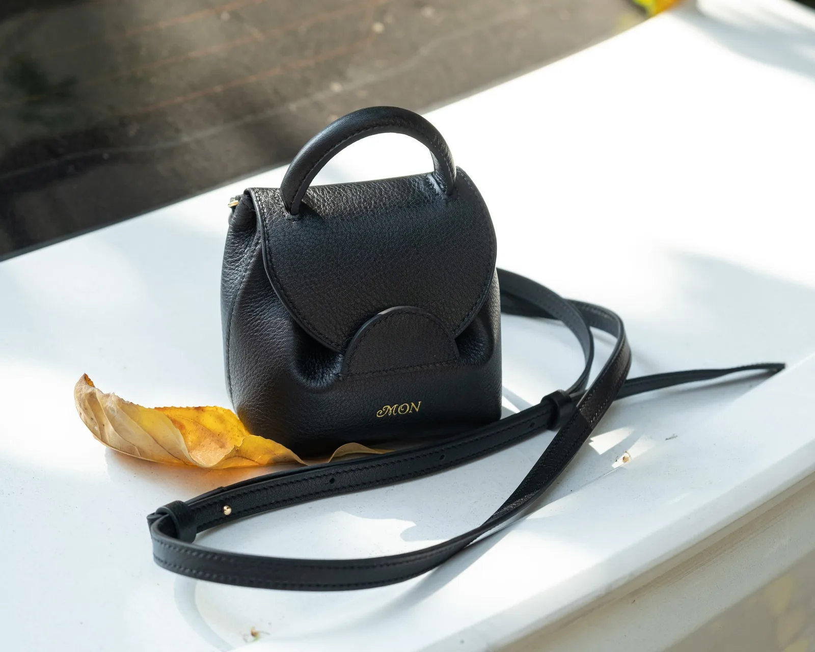Ảnh Lifestyle Túi mini da Togo màu đen quai xách kèm dây đeo chéo - Koi Leather