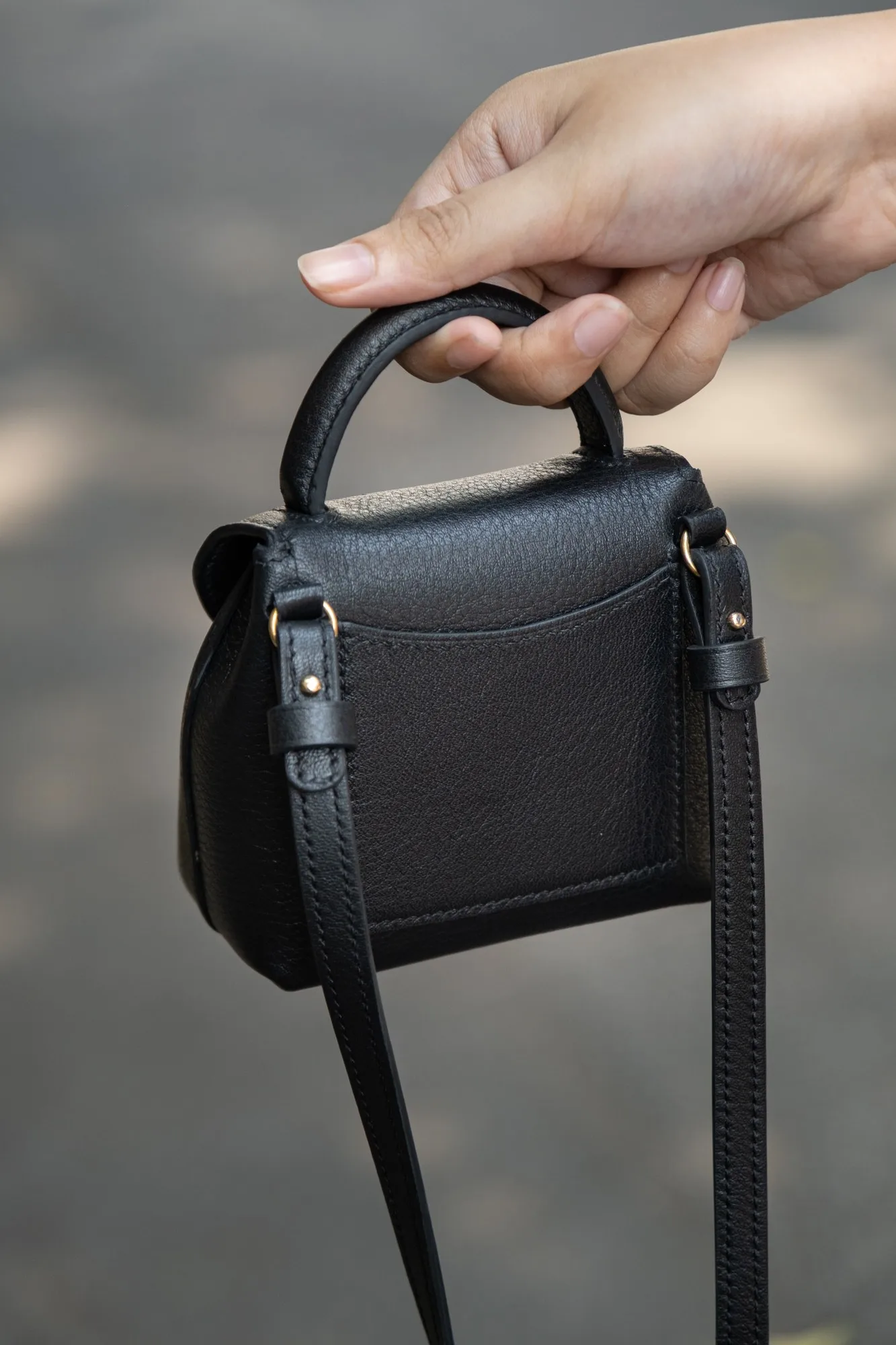 Ảnh Lifestyle Túi mini da Togo màu đen quai xách kèm dây đeo chéo - Koi Leather