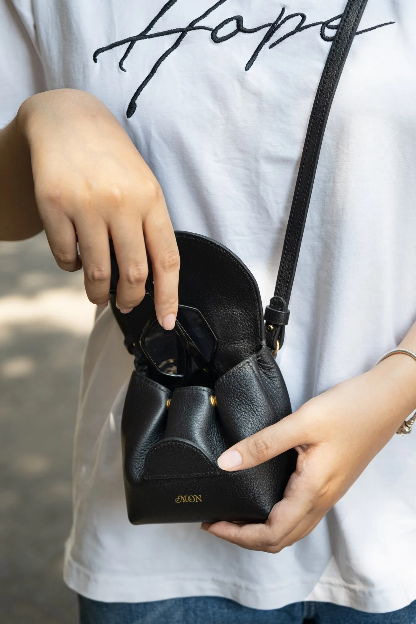 Ảnh Lifestyle Túi mini da Togo màu đen quai xách kèm dây đeo chéo - Koi Leather