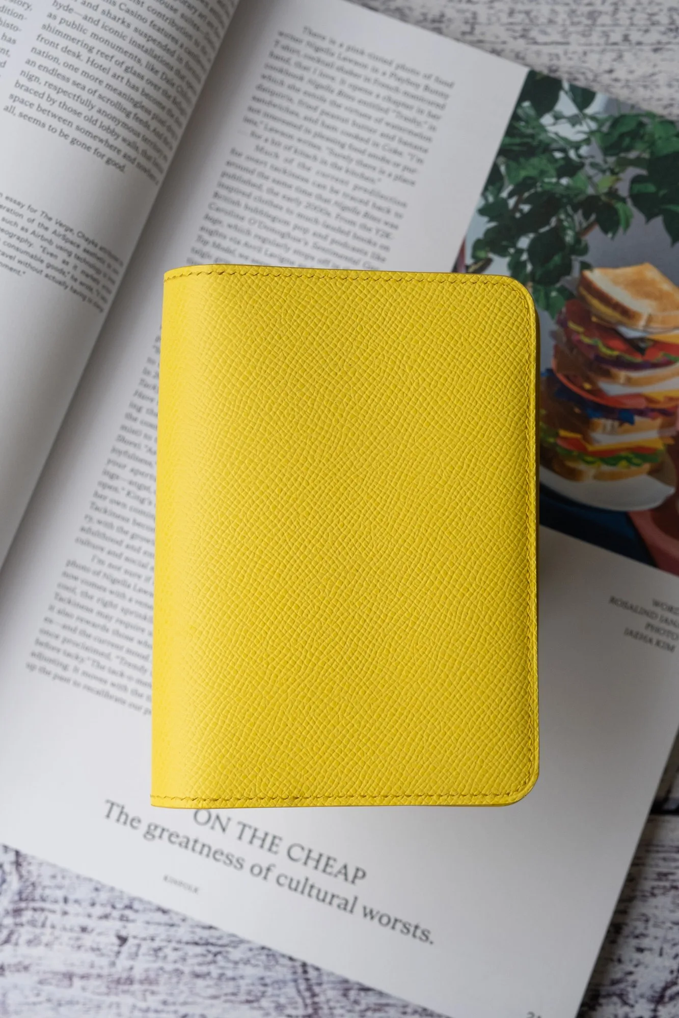 Ảnh Studio Bao da hộ chiếu da Epsom màu vàng phối xanh lá - Koi Leather