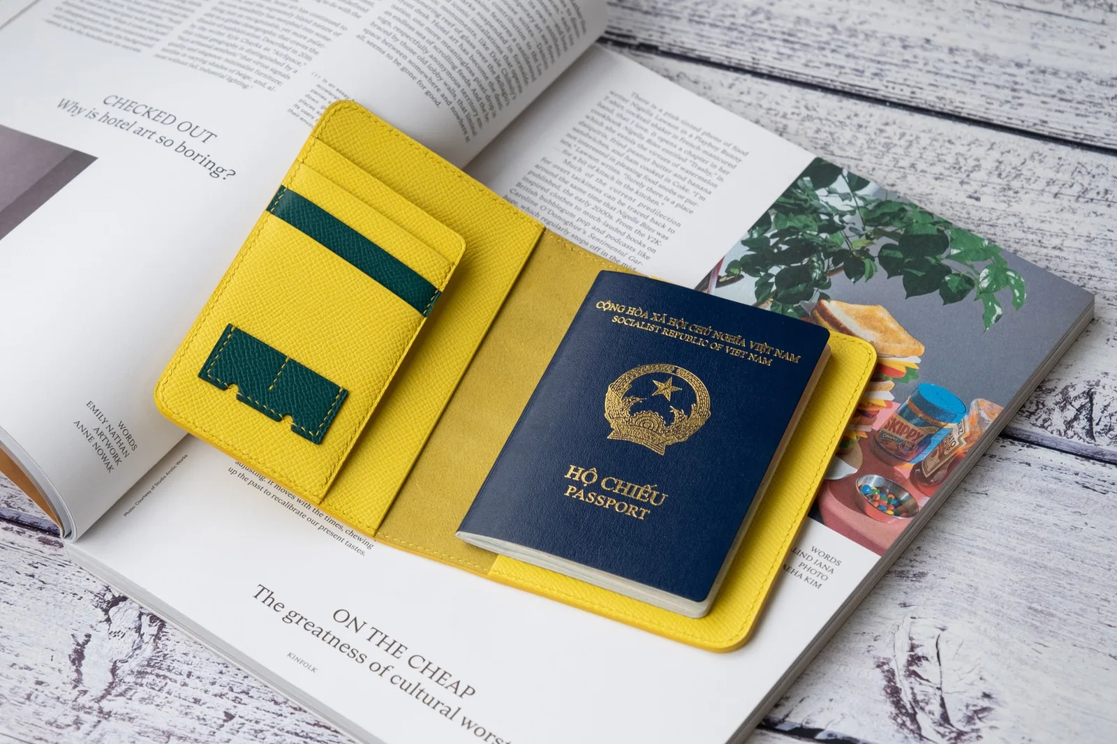 Ảnh Studio Bao da hộ chiếu da Epsom màu vàng phối xanh lá - Koi Leather