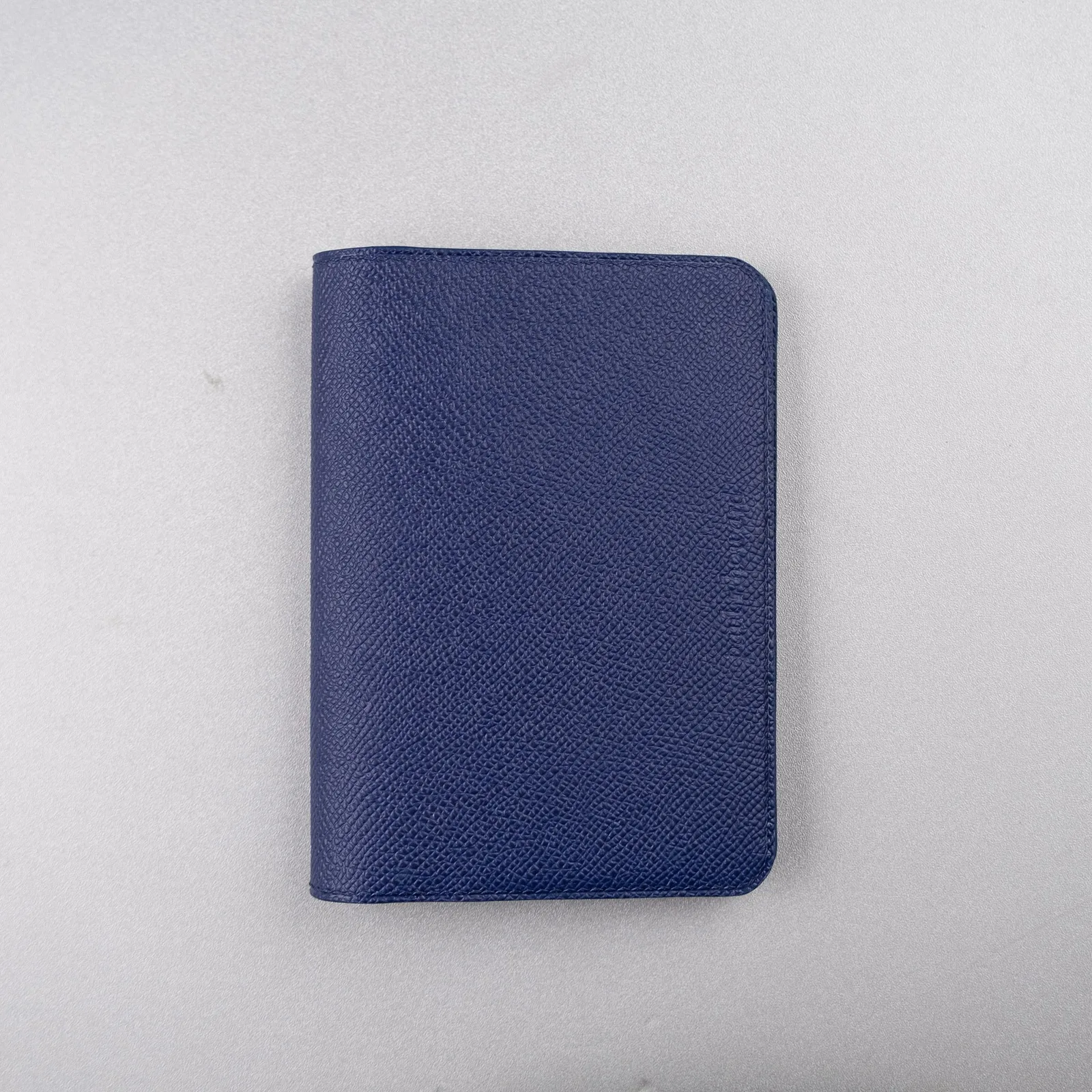 Ảnh Studio Bao da hộ chiếu da Epsom màu xanh navy phối ngăn thẻ và SIM - Koi Leather