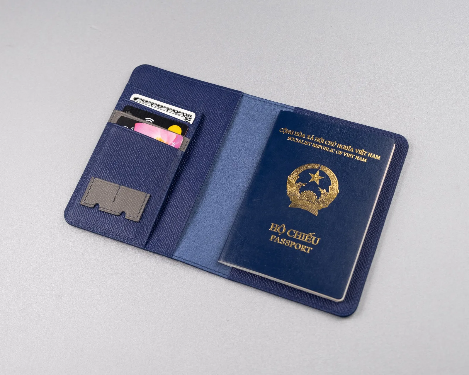 Ảnh Studio Bao da hộ chiếu da Epsom màu xanh navy phối ngăn thẻ và SIM - Koi Leather