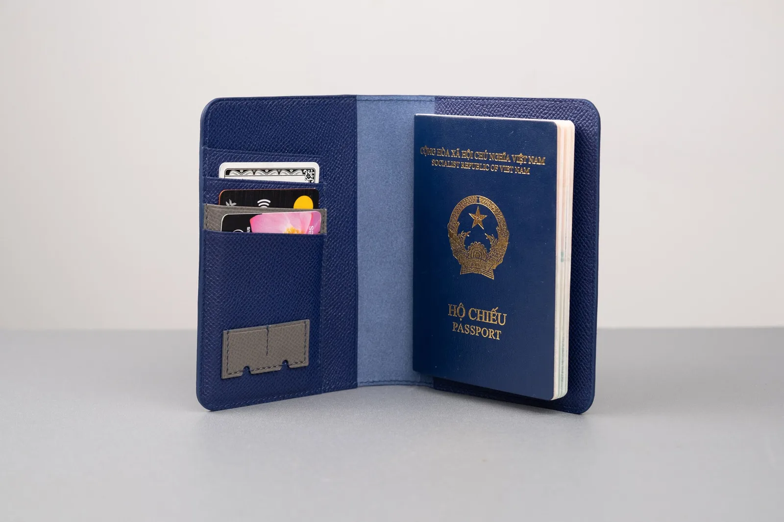 Ảnh Studio Bao da hộ chiếu da Epsom màu xanh navy phối ngăn thẻ và SIM - Koi Leather