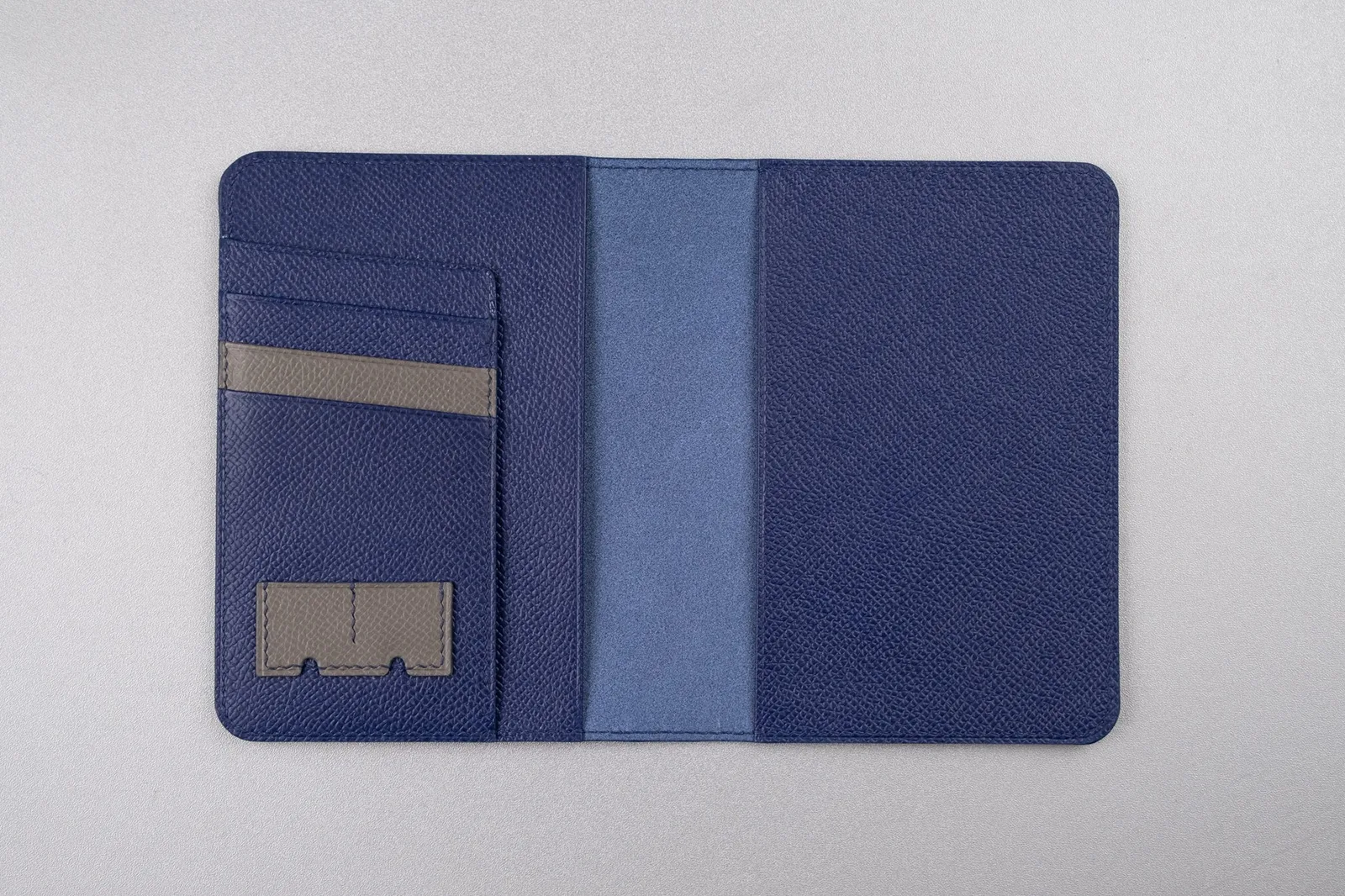 Ảnh Studio Bao da hộ chiếu da Epsom màu xanh navy phối ngăn thẻ và SIM - Koi Leather