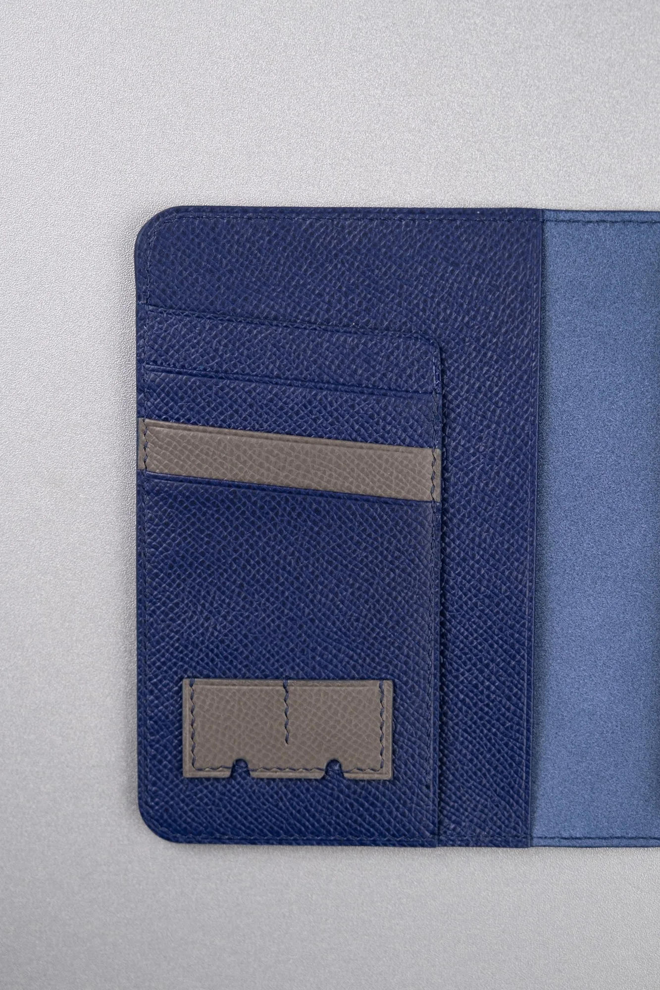Ảnh Studio Bao da hộ chiếu da Epsom màu xanh navy phối ngăn thẻ và SIM - Koi Leather