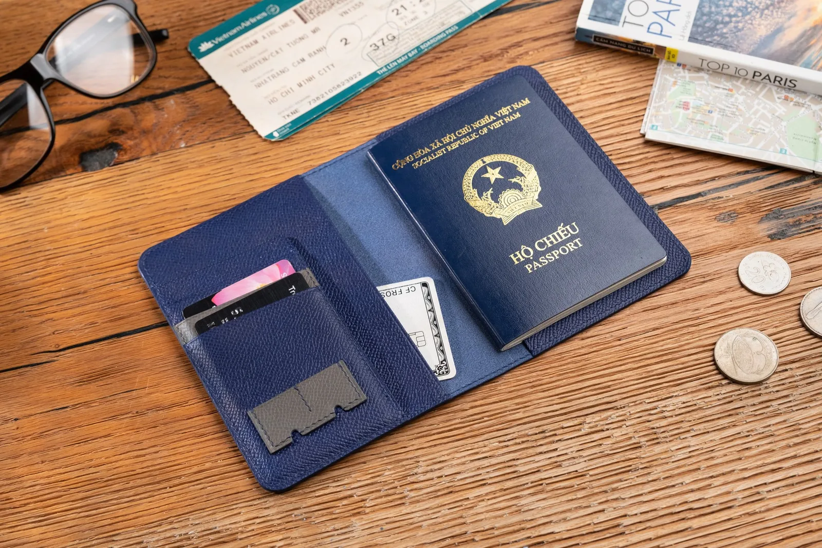 Ảnh Lifestyle Bao da hộ chiếu da Epsom màu xanh navy phối ngăn thẻ và SIM - Koi Leather