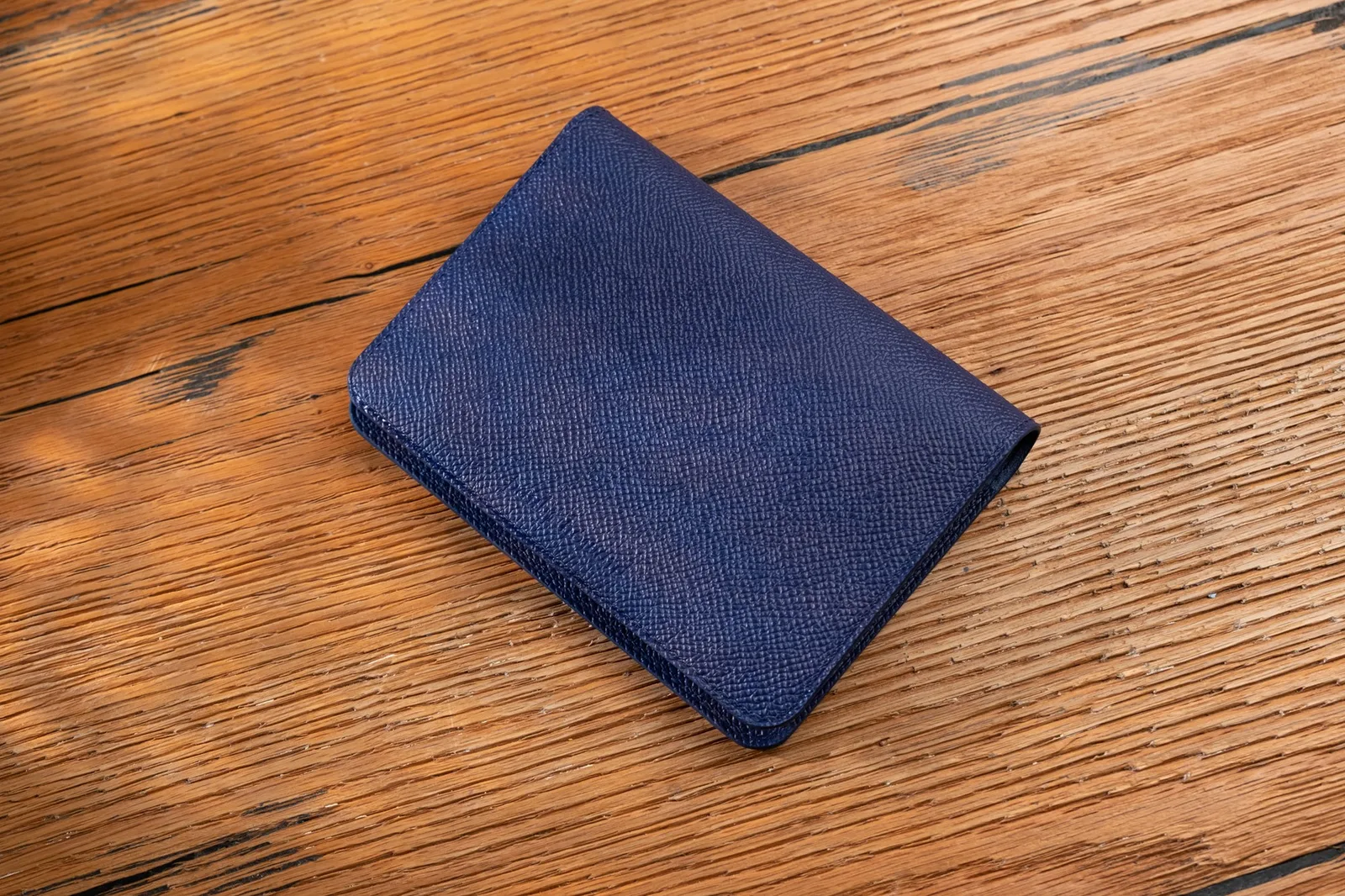 Ảnh Lifestyle Bao da hộ chiếu da Epsom màu xanh navy phối ngăn thẻ và SIM - Koi Leather