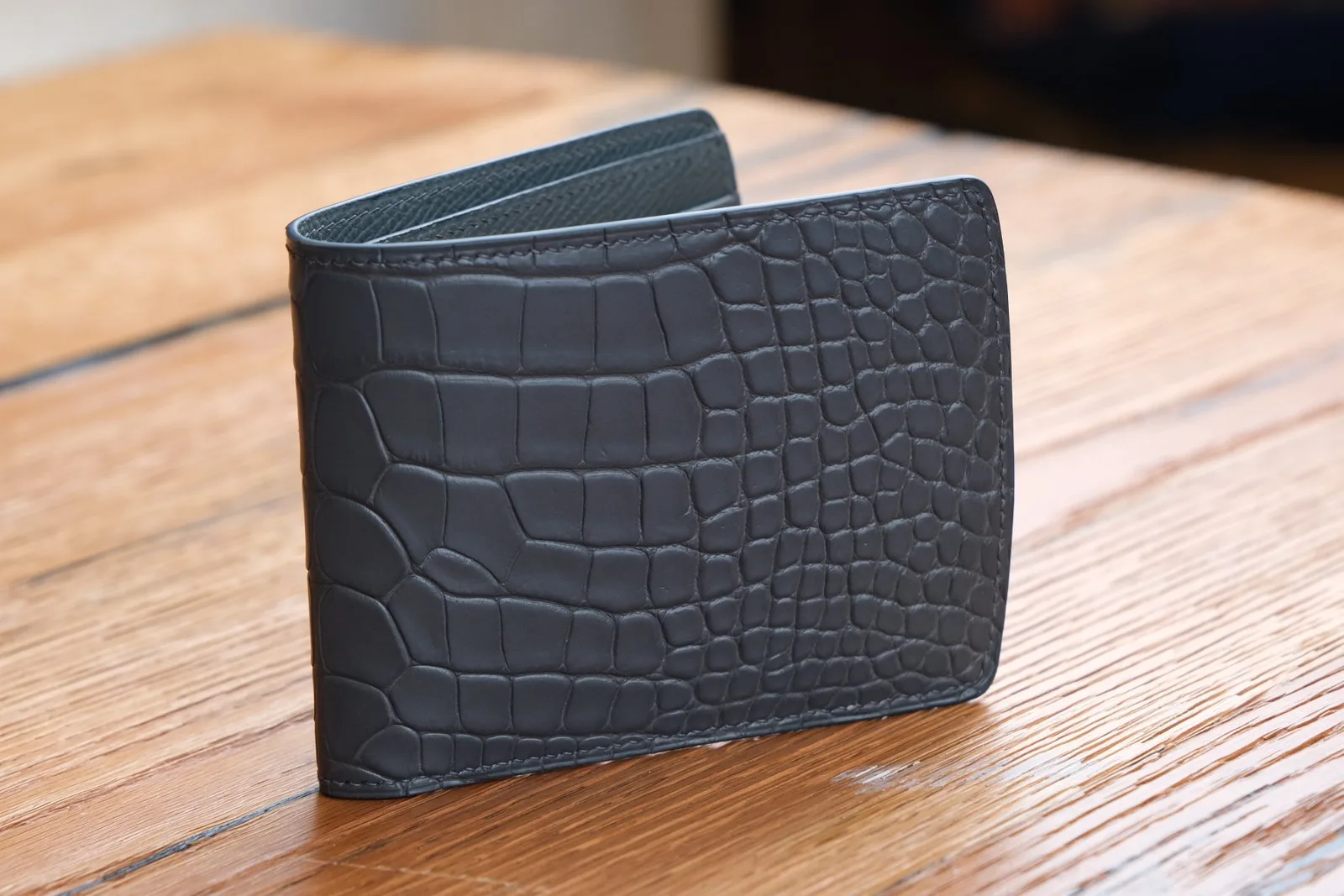 Ảnh Studio Ví nam da cá sấu dáng ngang gập đôi phối Epsom - Koi Leather