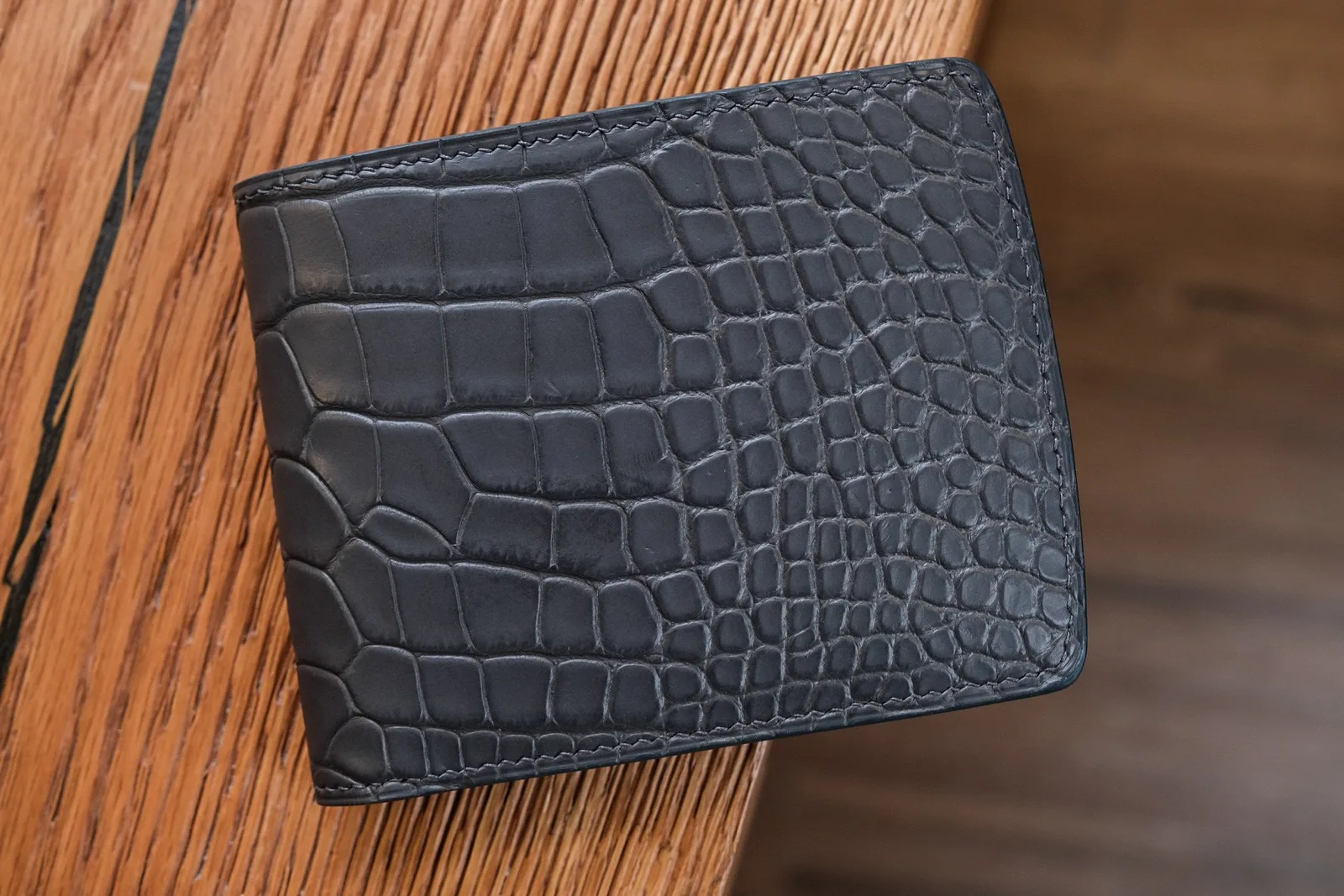 Ảnh Studio Ví nam da cá sấu dáng ngang gập đôi phối Epsom - Koi Leather