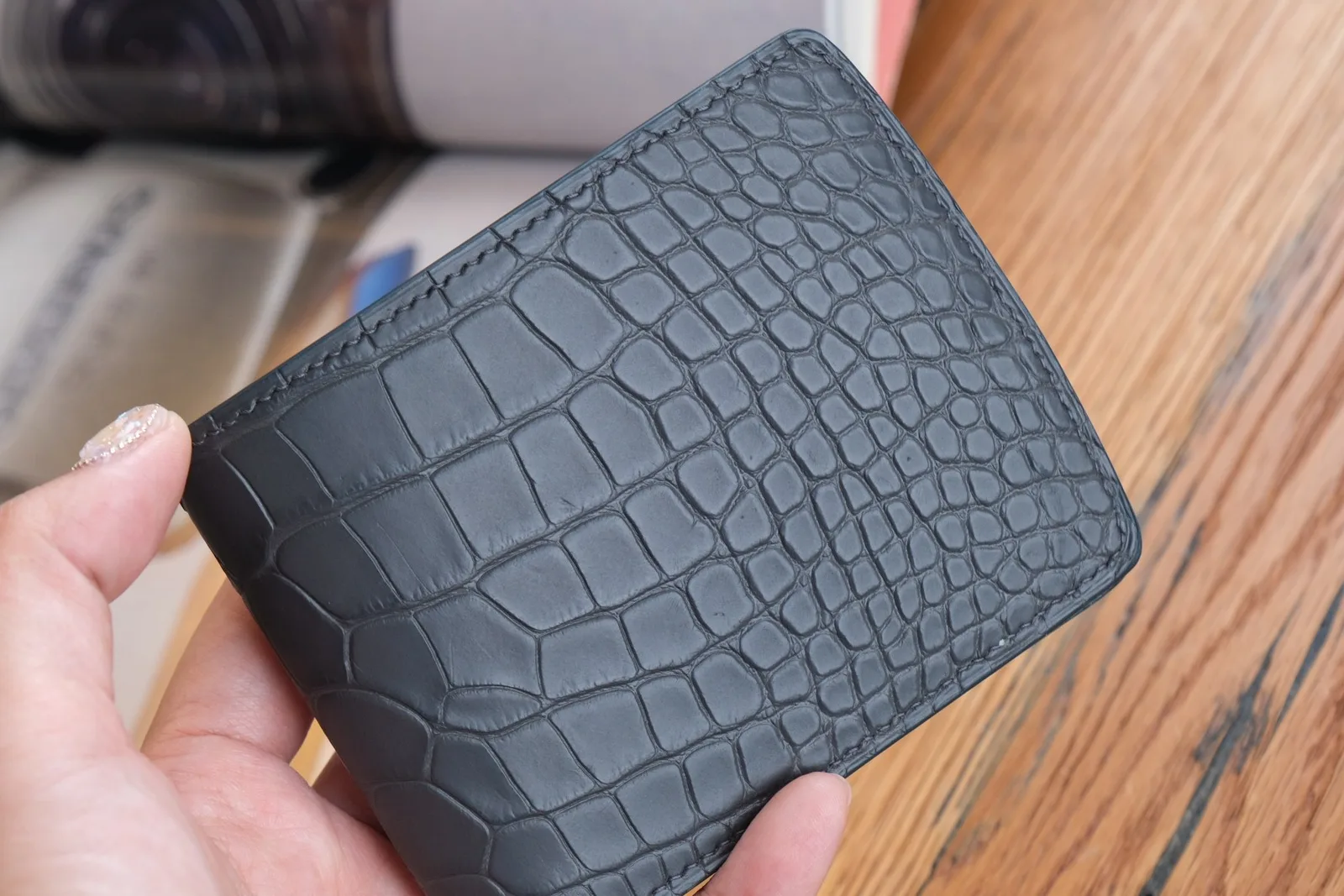 Ảnh Lifestyle Ví nam da cá sấu dáng ngang gập đôi phối Epsom - Koi Leather