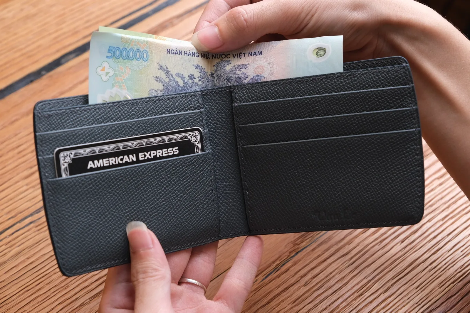 Ảnh Lifestyle Ví nam da cá sấu dáng ngang gập đôi phối Epsom - Koi Leather