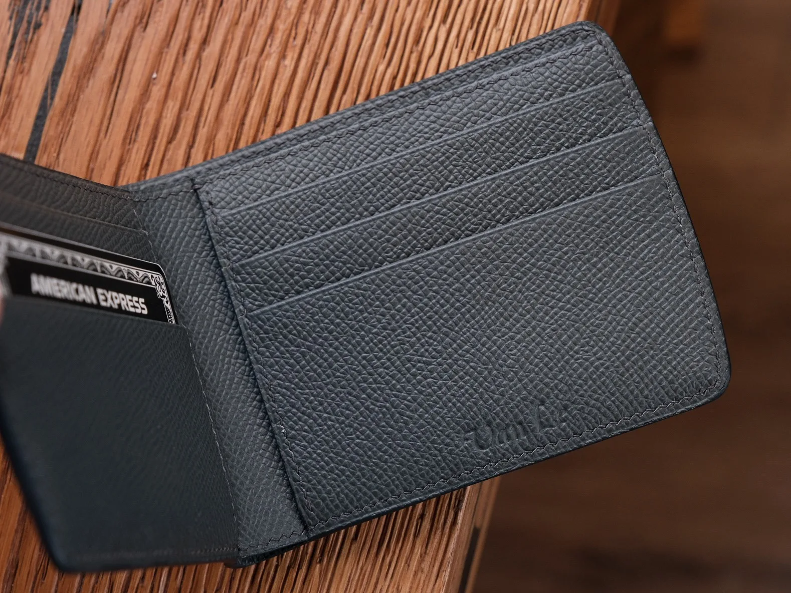 Ảnh Ví nam da cá sấu dáng ngang gập đôi phối Epsom - Koi Leather