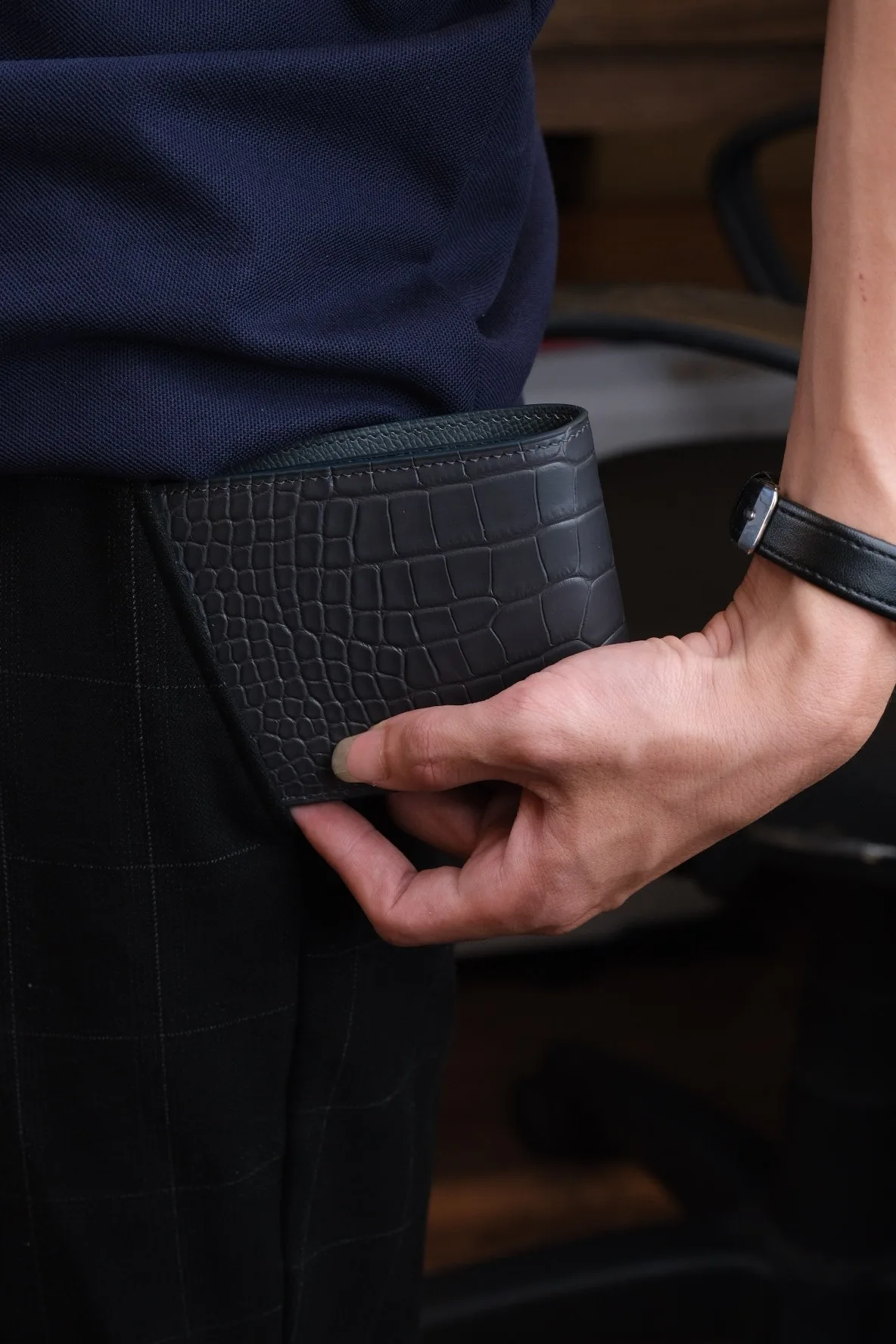 Ảnh Lifestyle Ví nam da cá sấu dáng ngang gập đôi phối Epsom - Koi Leather