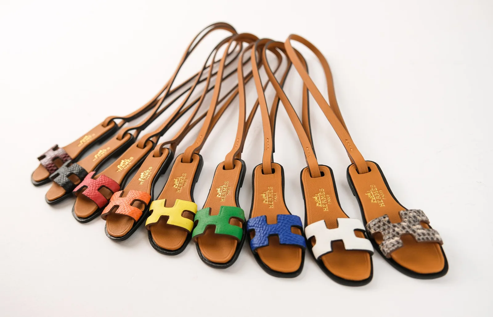 Ảnh Studio Charm treo túi da Epsom hình dép quai chữ H - Koi Leather