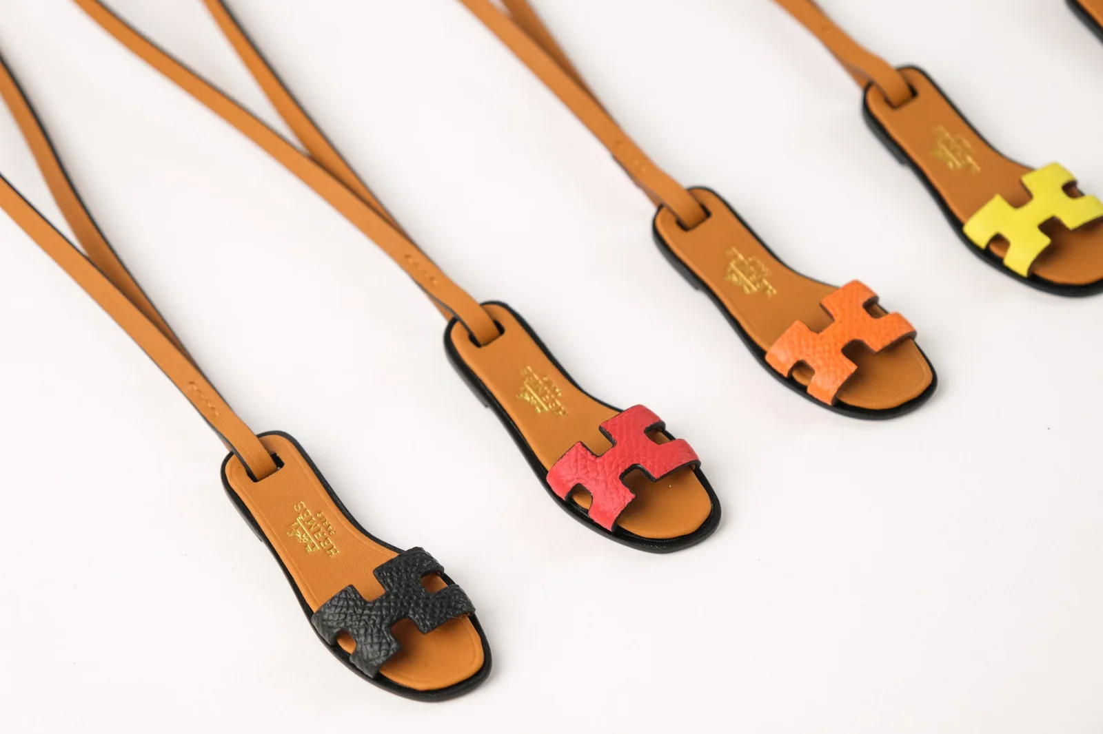 Ảnh Studio Charm treo túi da Epsom hình dép quai chữ H - Koi Leather