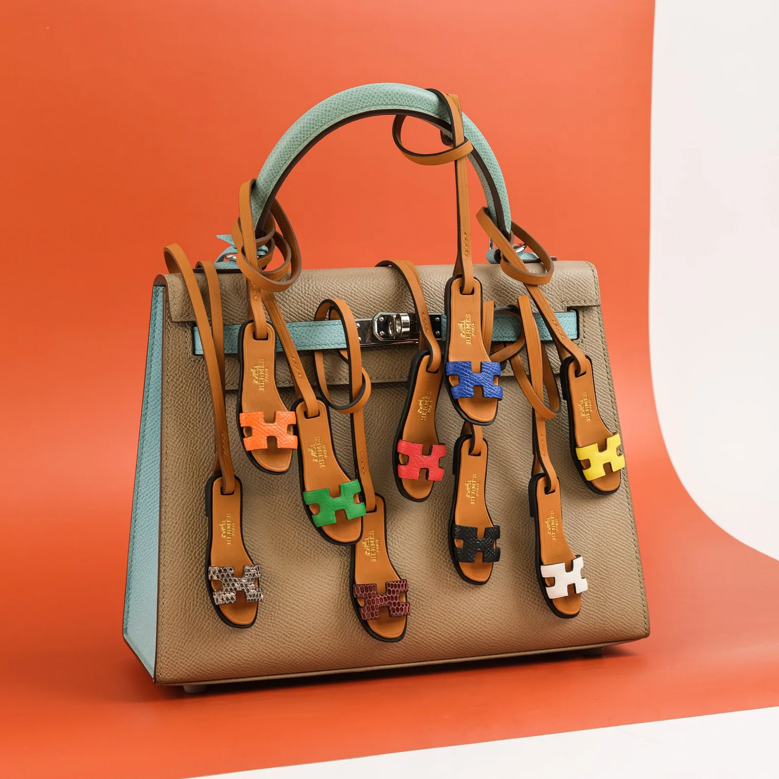 Ảnh Lifestyle Charm treo túi da Epsom hình dép quai chữ H - Koi Leather