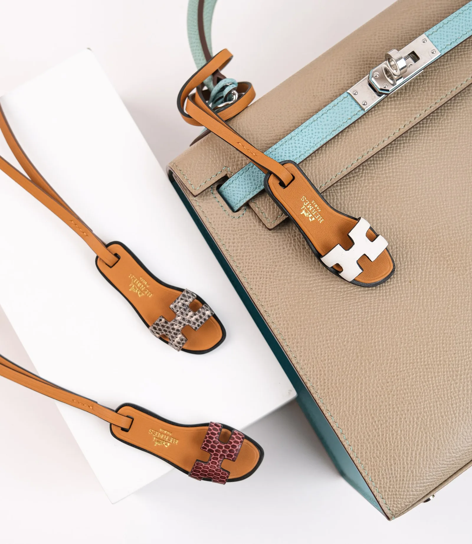 Ảnh Studio Charm treo túi da Epsom hình dép quai chữ H - Koi Leather