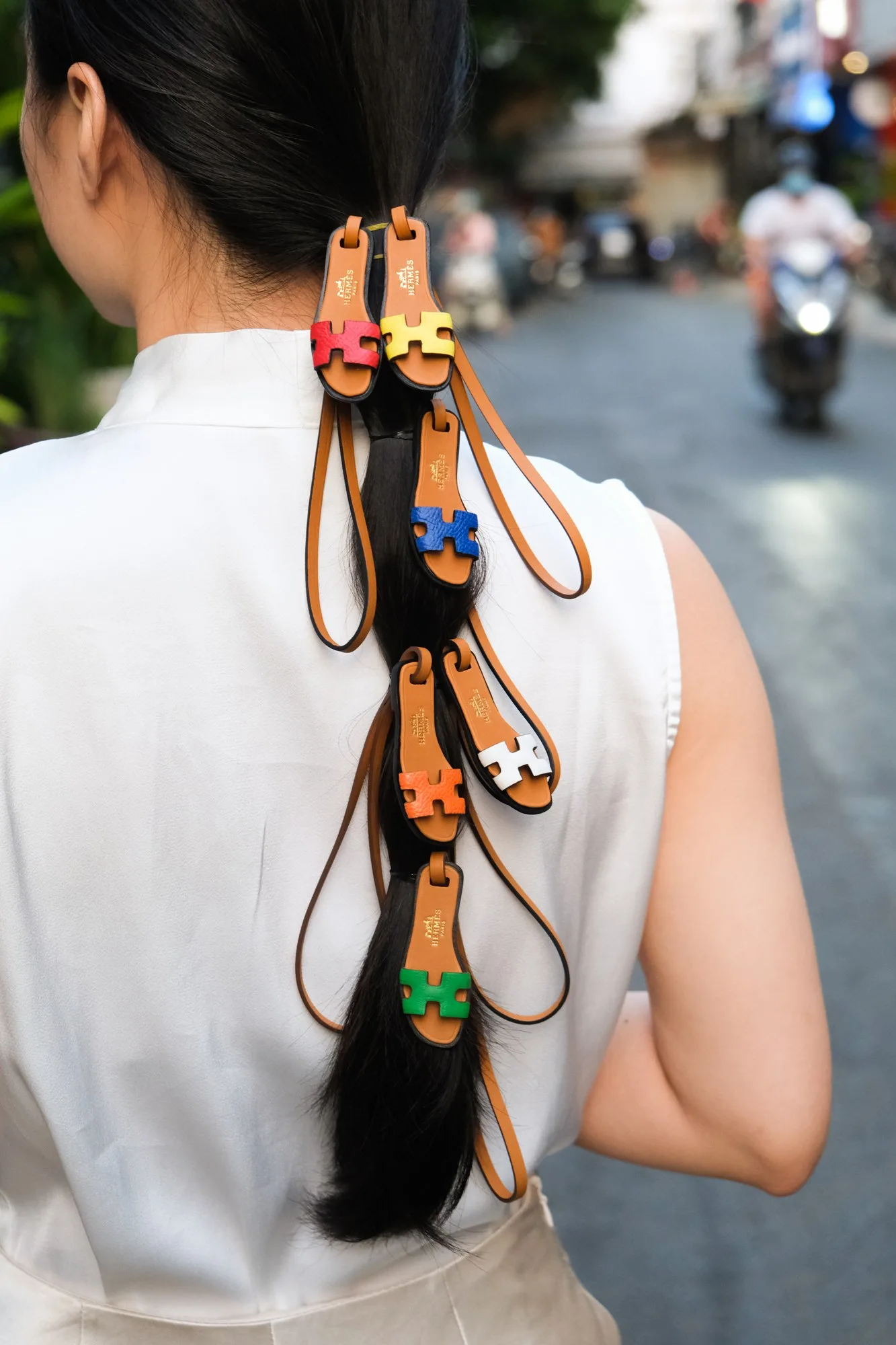 Ảnh Lifestyle Charm treo túi da Epsom hình dép quai chữ H - Koi Leather