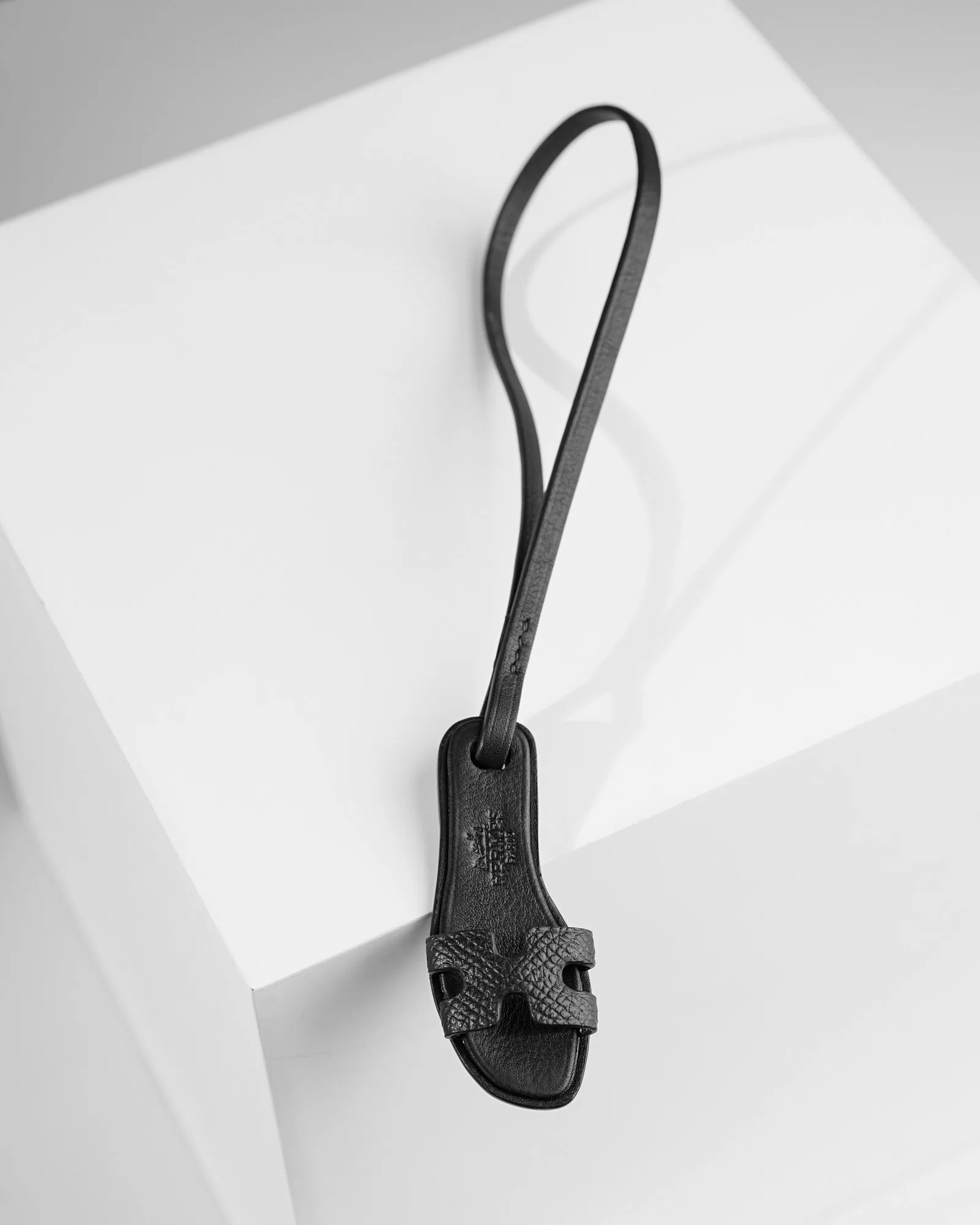 Ảnh Studio Charm treo túi da Epsom hình dép quai chữ H - Koi Leather