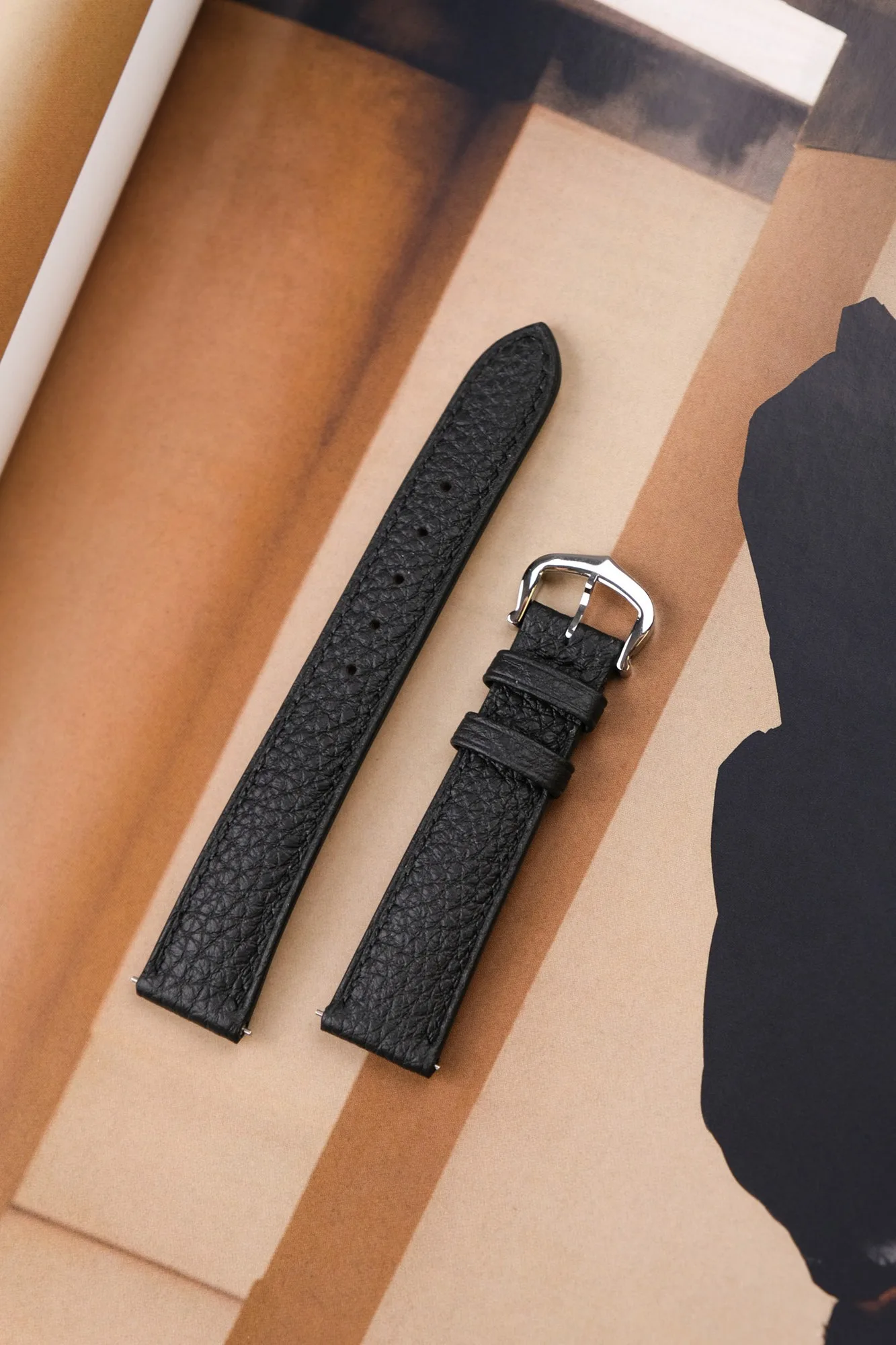 Ảnh Studio Dây đồng hồ da bò vân hạt màu đen - Koi Leather