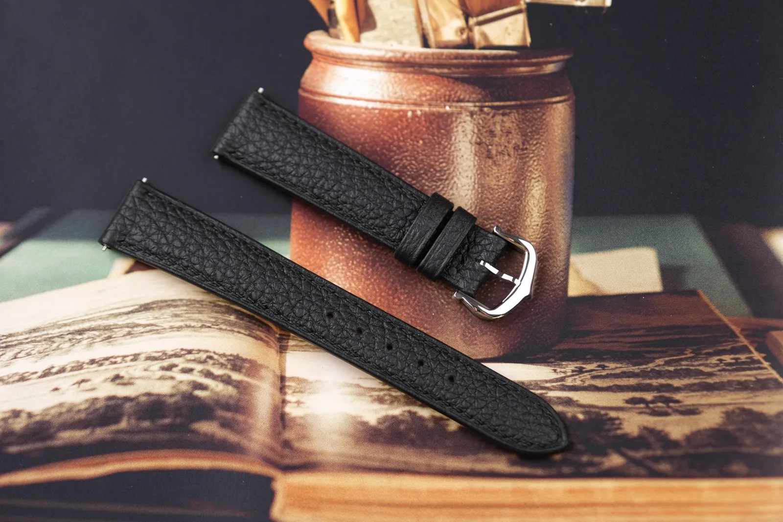 Ảnh Studio Dây đồng hồ da bò vân hạt màu đen - Koi Leather