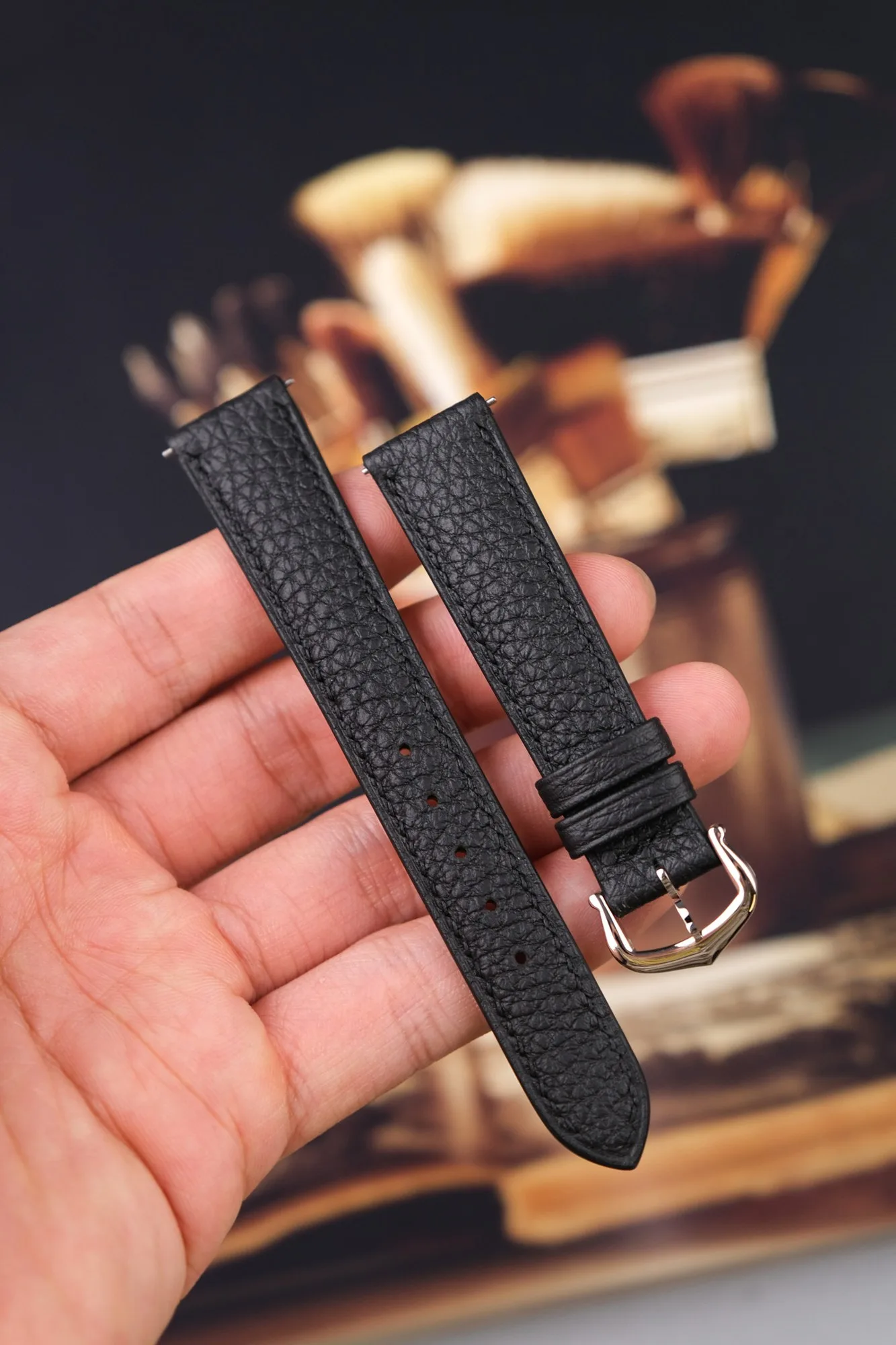 Ảnh Lifestyle Dây đồng hồ da bò vân hạt màu đen - Koi Leather