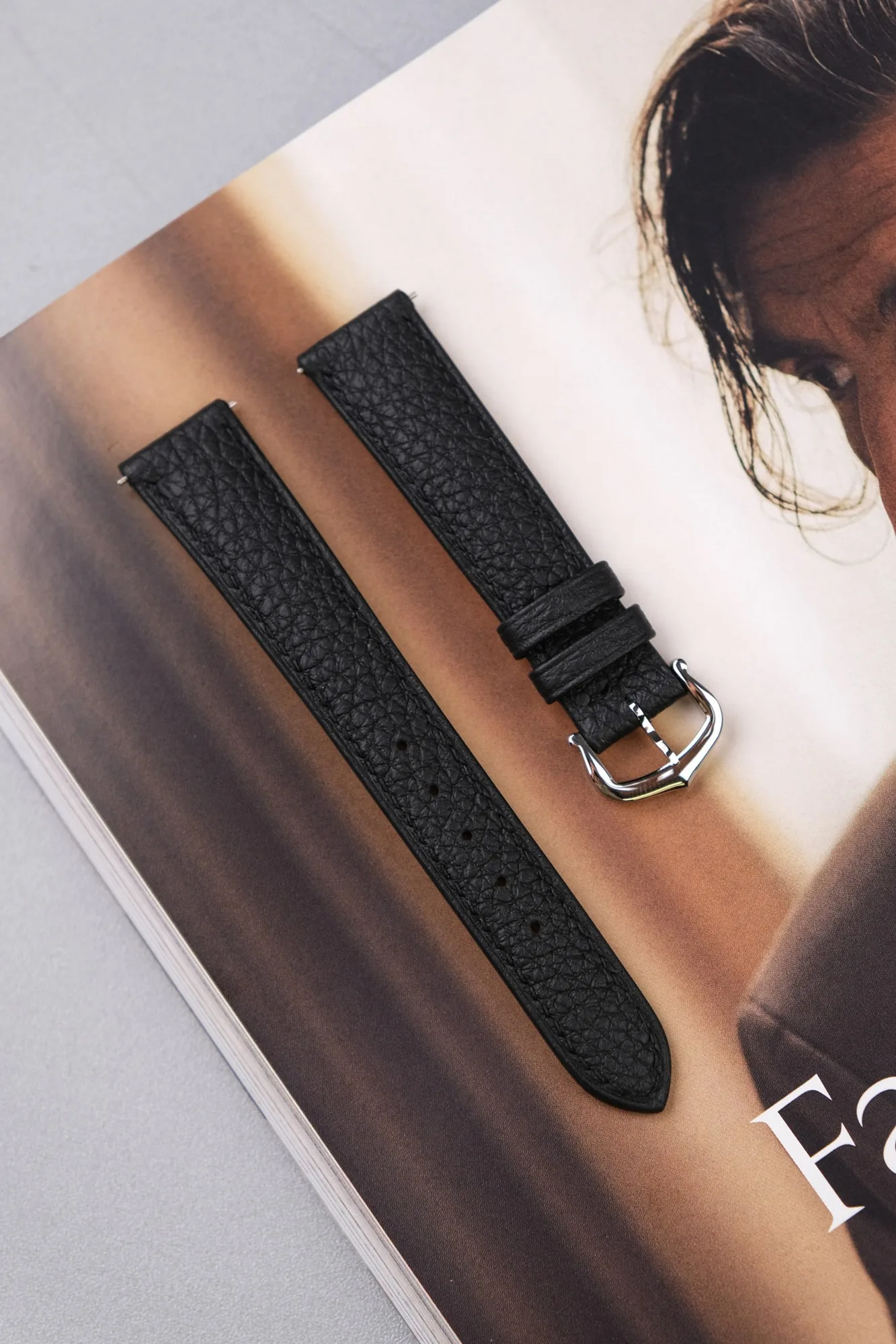 Ảnh Studio Dây đồng hồ da bò vân hạt màu đen - Koi Leather