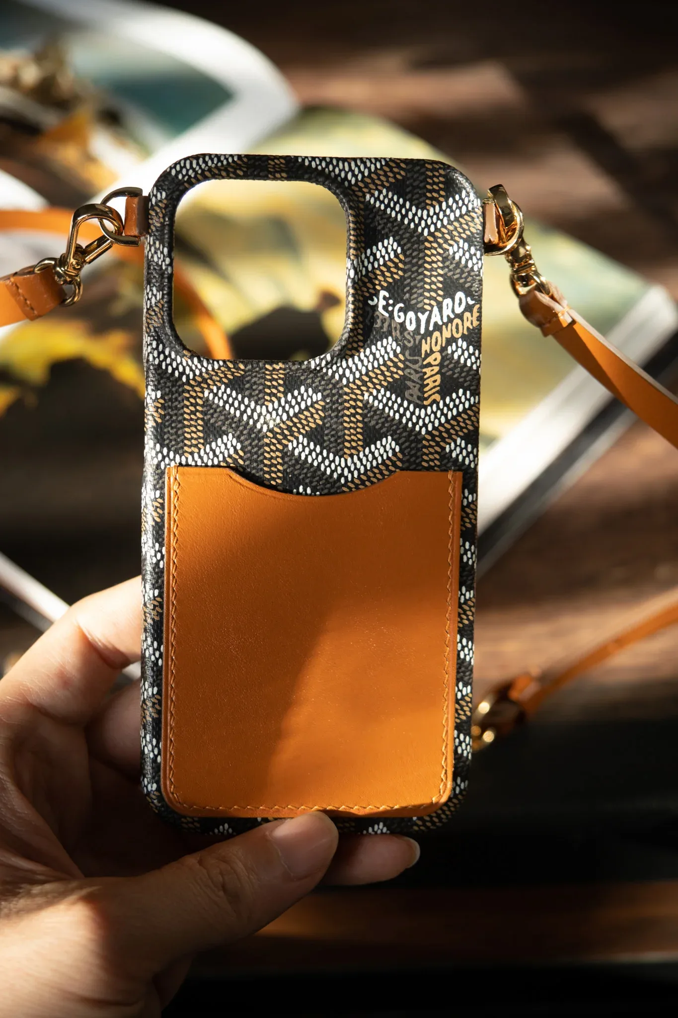 Ảnh Studio Ốp đt 15pro - KOI Leather