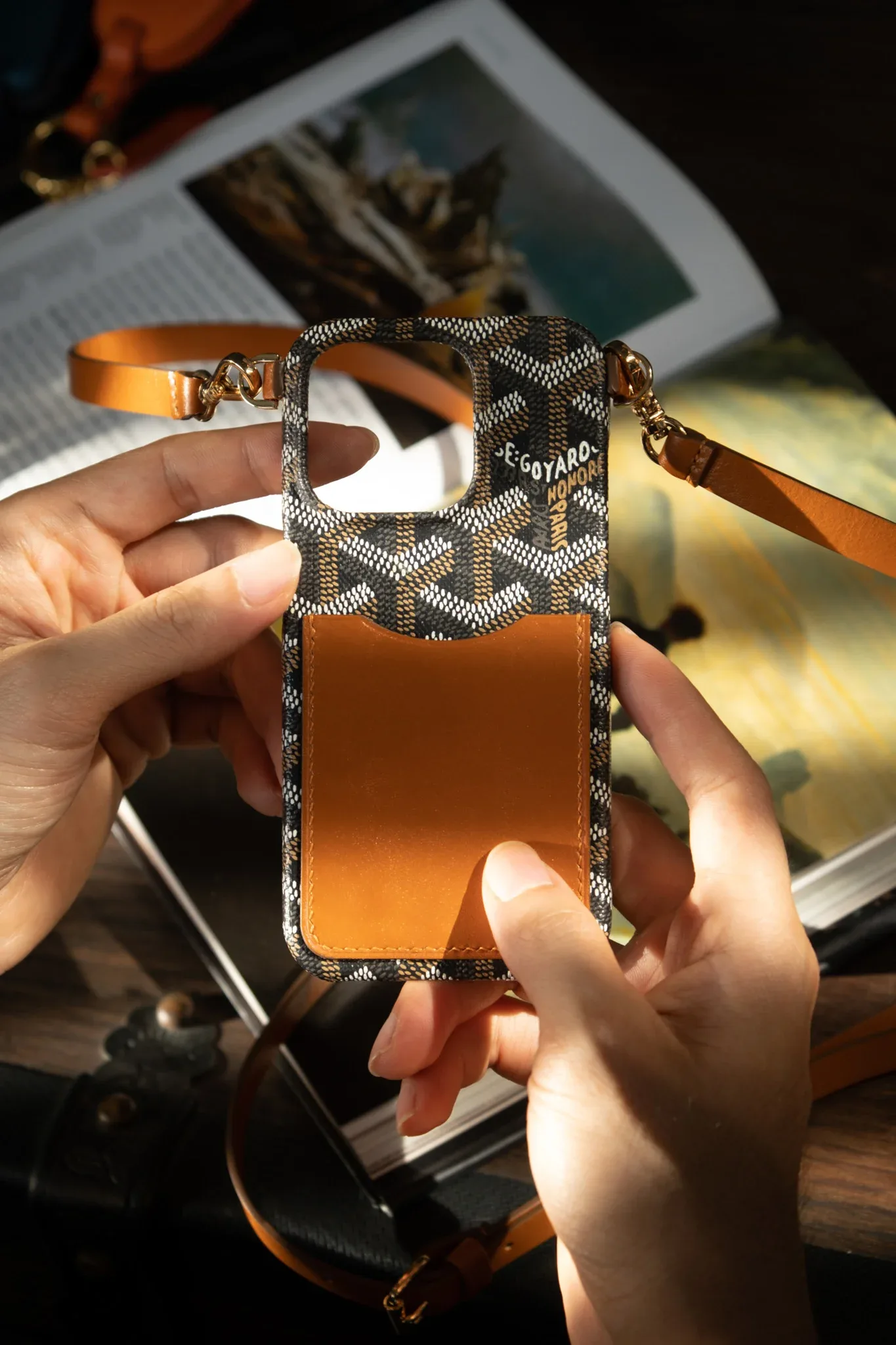 Ảnh Studio Ốp đt 15pro - KOI Leather