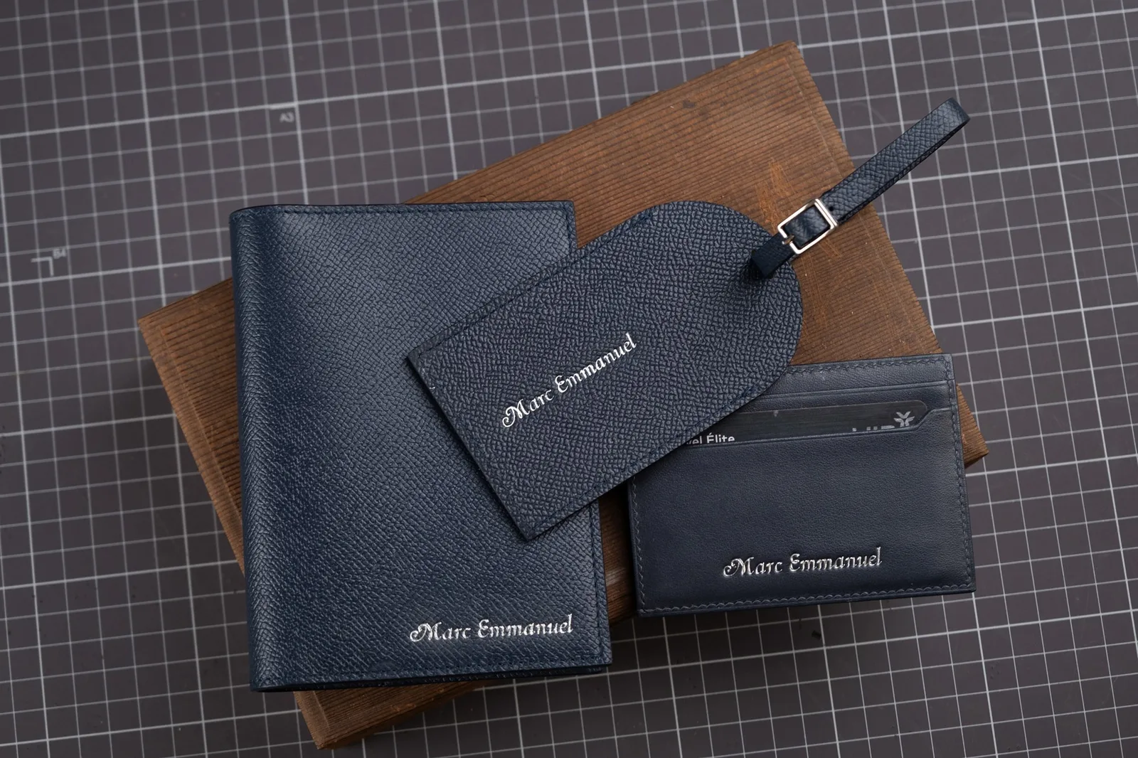 Ảnh Studio Bộ phụ kiện du lịch da Epsom màu xanh navy - Koi Leather