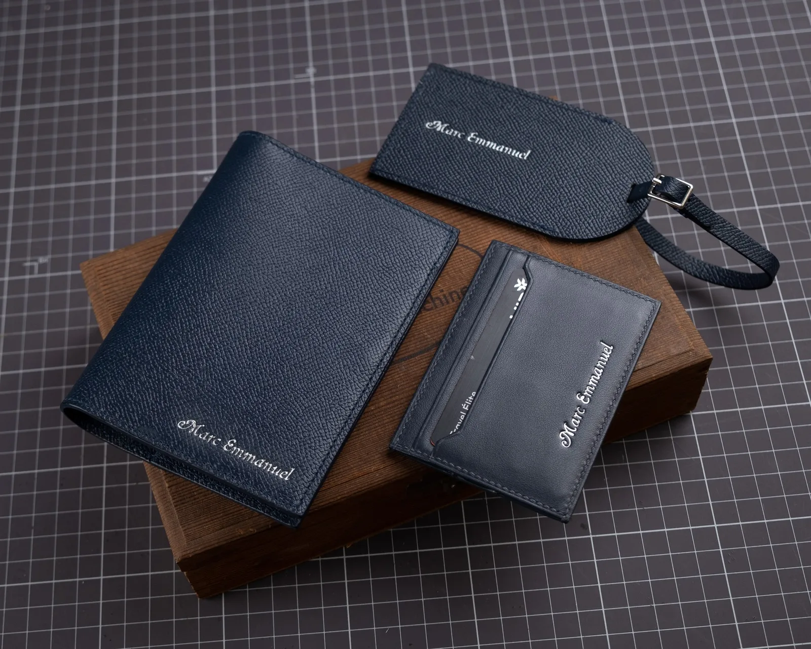 Ảnh Studio Bộ phụ kiện du lịch da Epsom màu xanh navy - Koi Leather