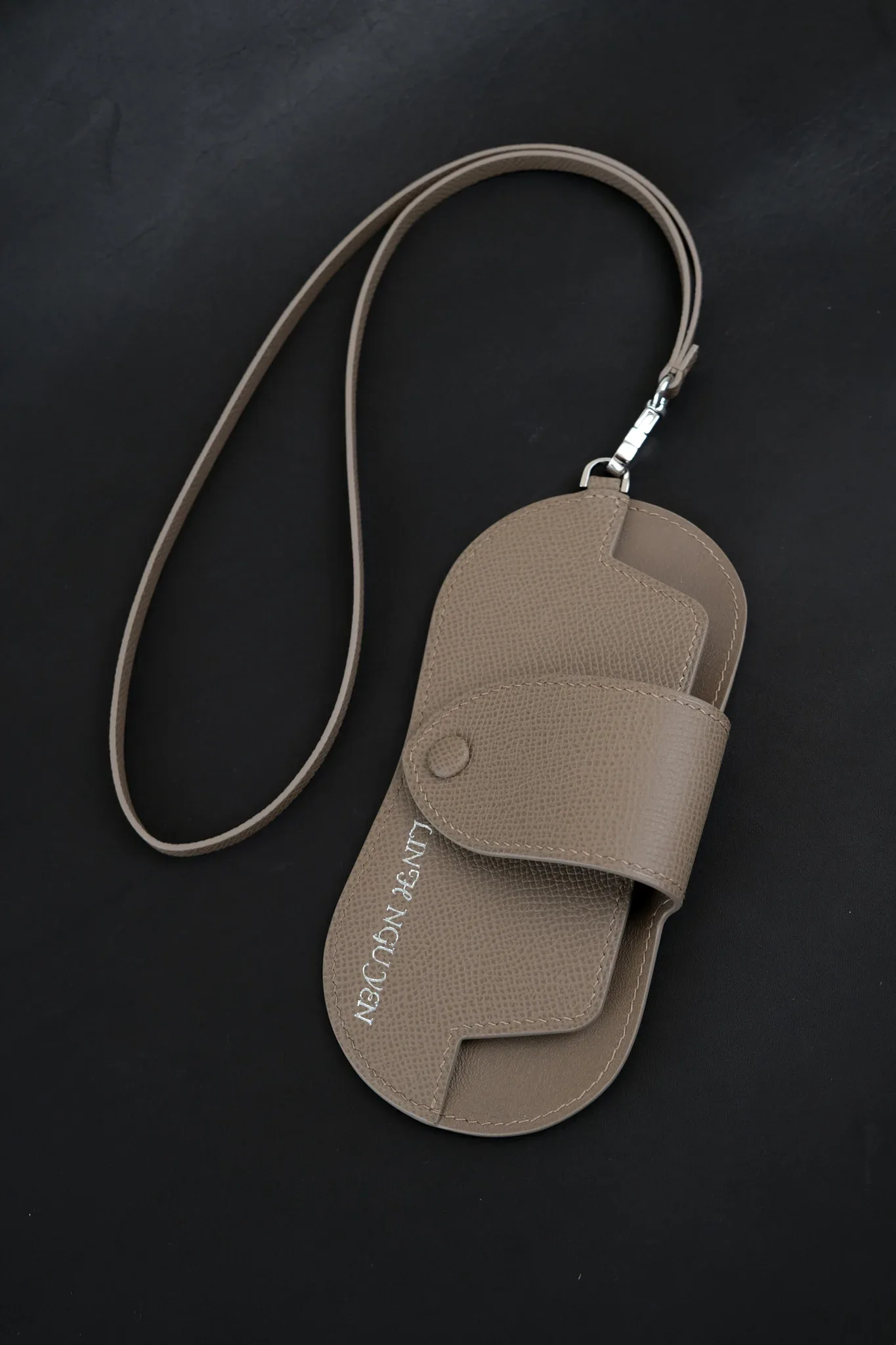 Ảnh Studio Bao kính Etoupe - Koi Leather