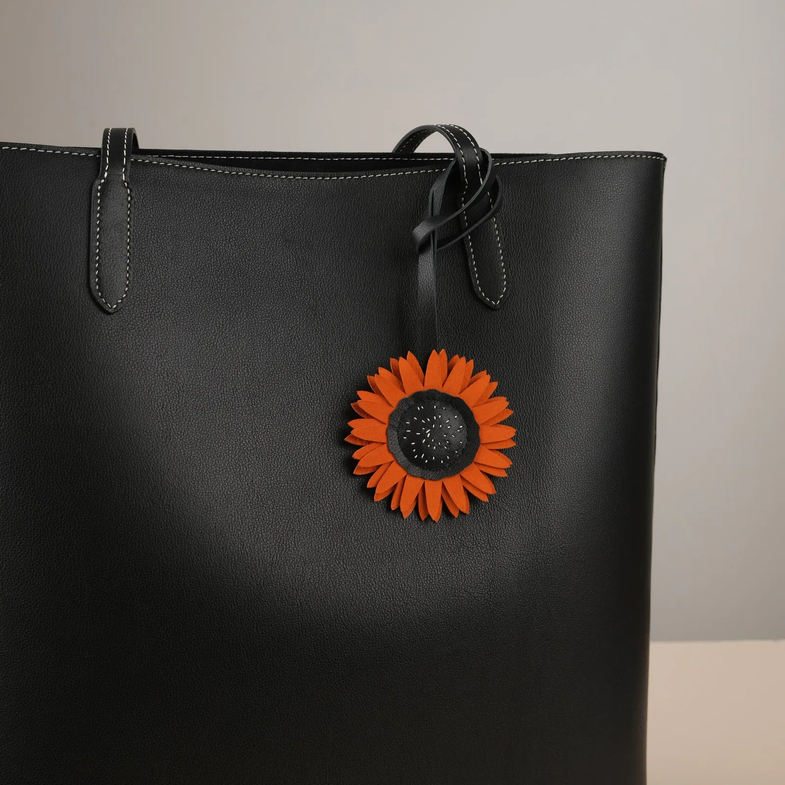 Ảnh Studio Túi tote da màu đen kèm charm hoa hướng dương - Koi Leather