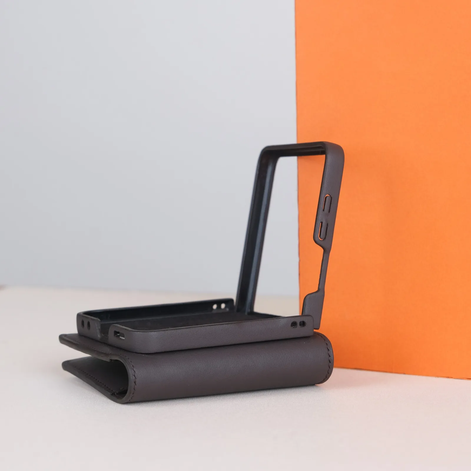Ảnh Studio Bao da điện thoại gập kèm ví thẻ da bò màu xám - Koi Leather