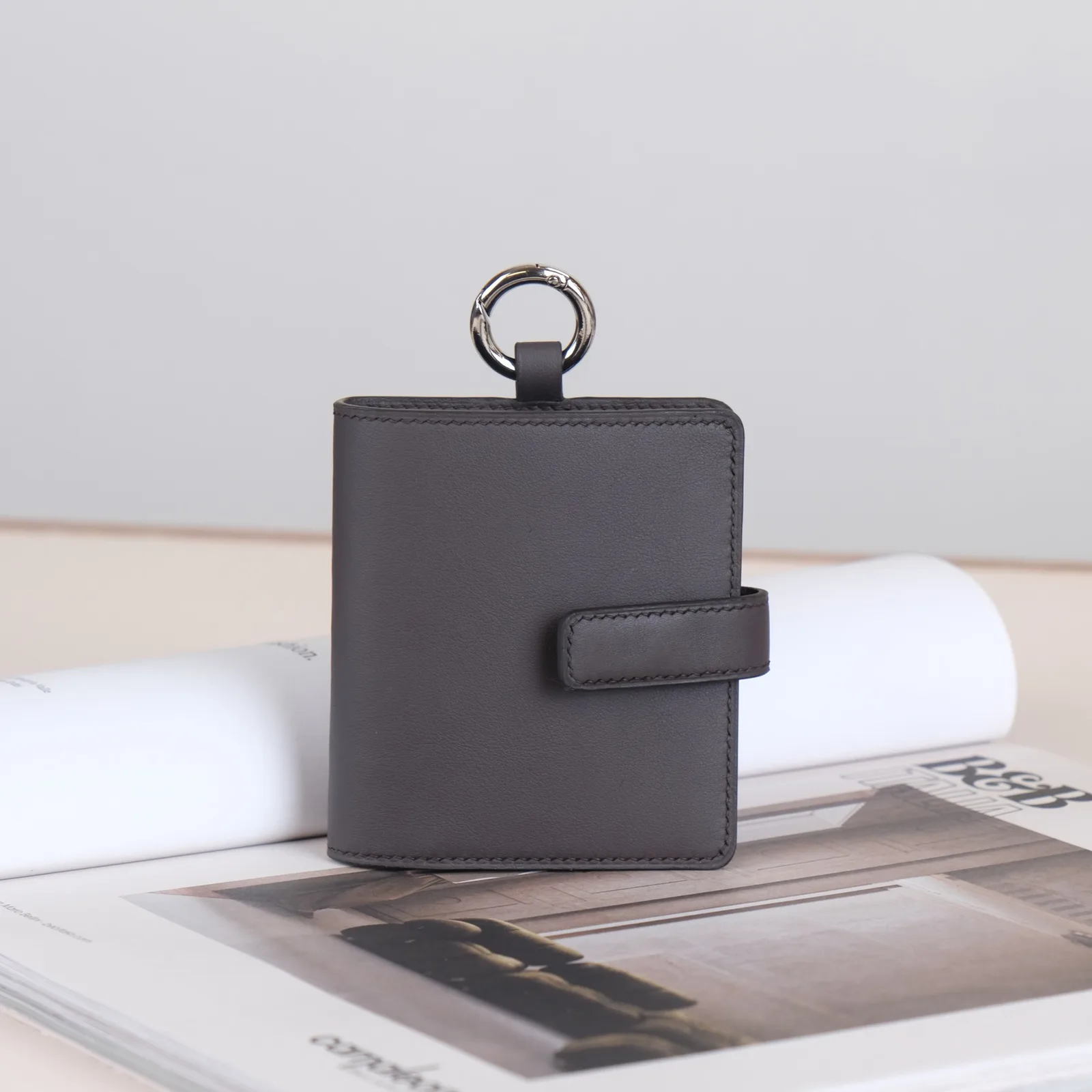 Ảnh Studio Bao da điện thoại gập kèm ví thẻ da bò màu xám - Koi Leather