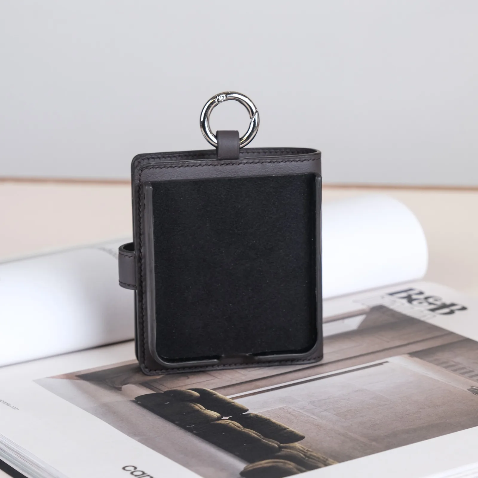 Ảnh Studio Bao da điện thoại gập kèm ví thẻ da bò màu xám - Koi Leather