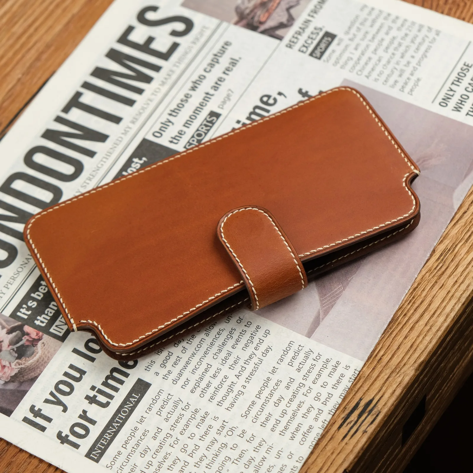 Ảnh Lifestyle Bao da điện thoại da Minerva màu vàng bò có quai gài - Koi Leather