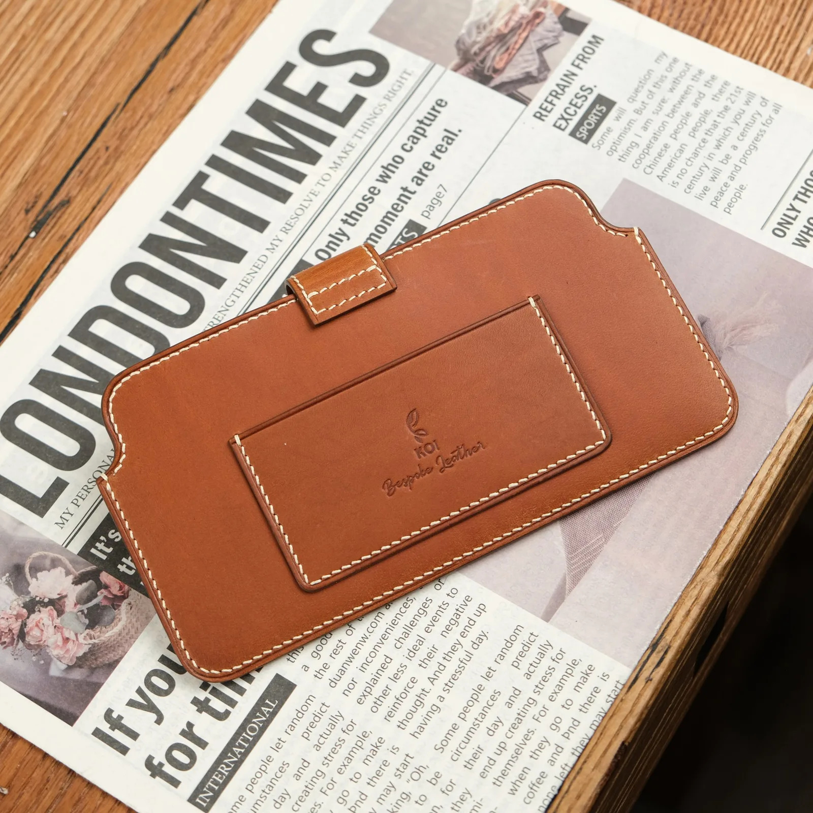 Ảnh Lifestyle Bao da điện thoại da Minerva màu vàng bò có quai gài - Koi Leather