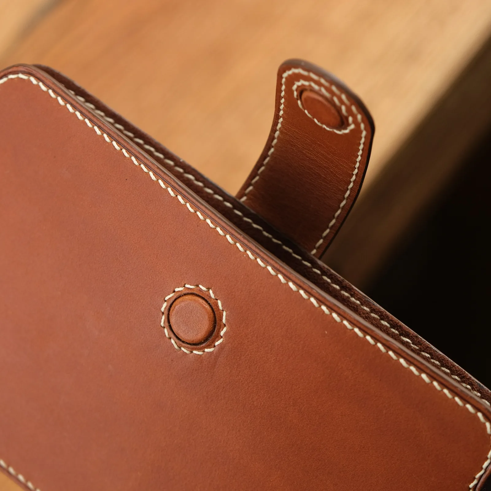 Ảnh Lifestyle Bao da điện thoại da Minerva màu vàng bò có quai gài - Koi Leather