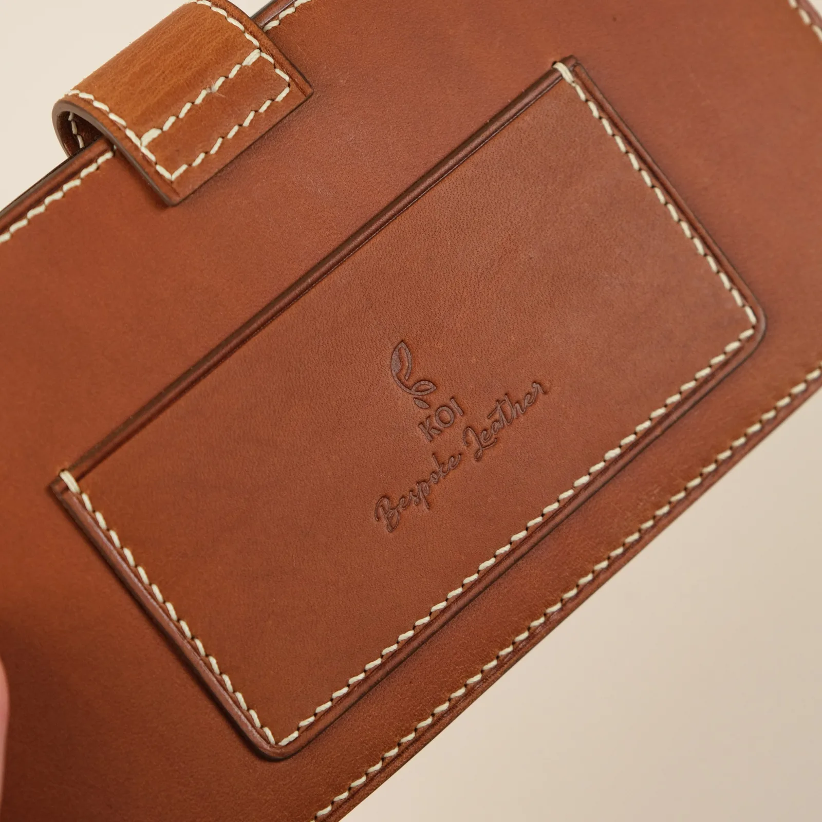 Ảnh Bao da điện thoại da Minerva màu vàng bò có quai gài - Koi Leather