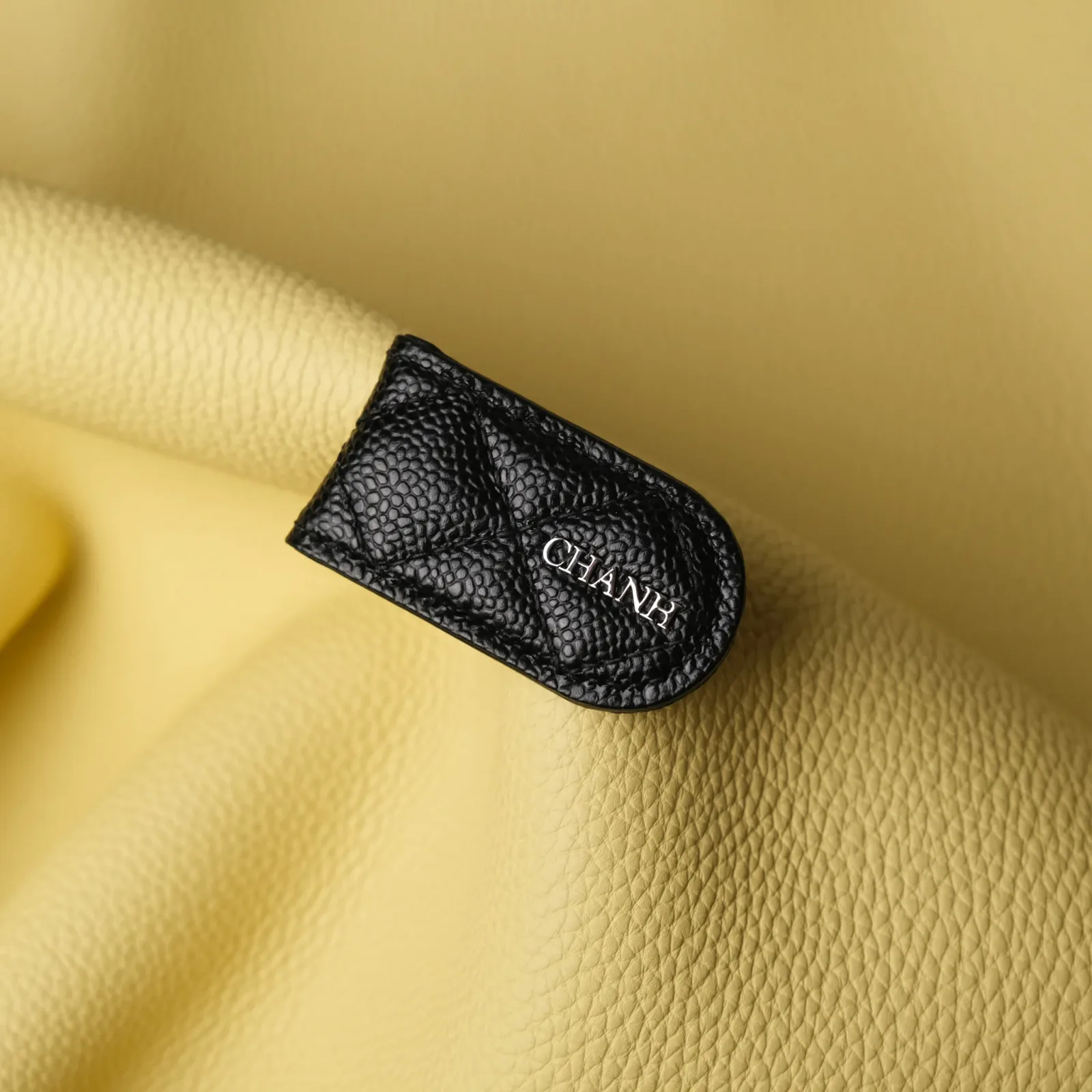 Ảnh Studio Money Clip Caviar Đen phụ kiện riêng - Koi Leather