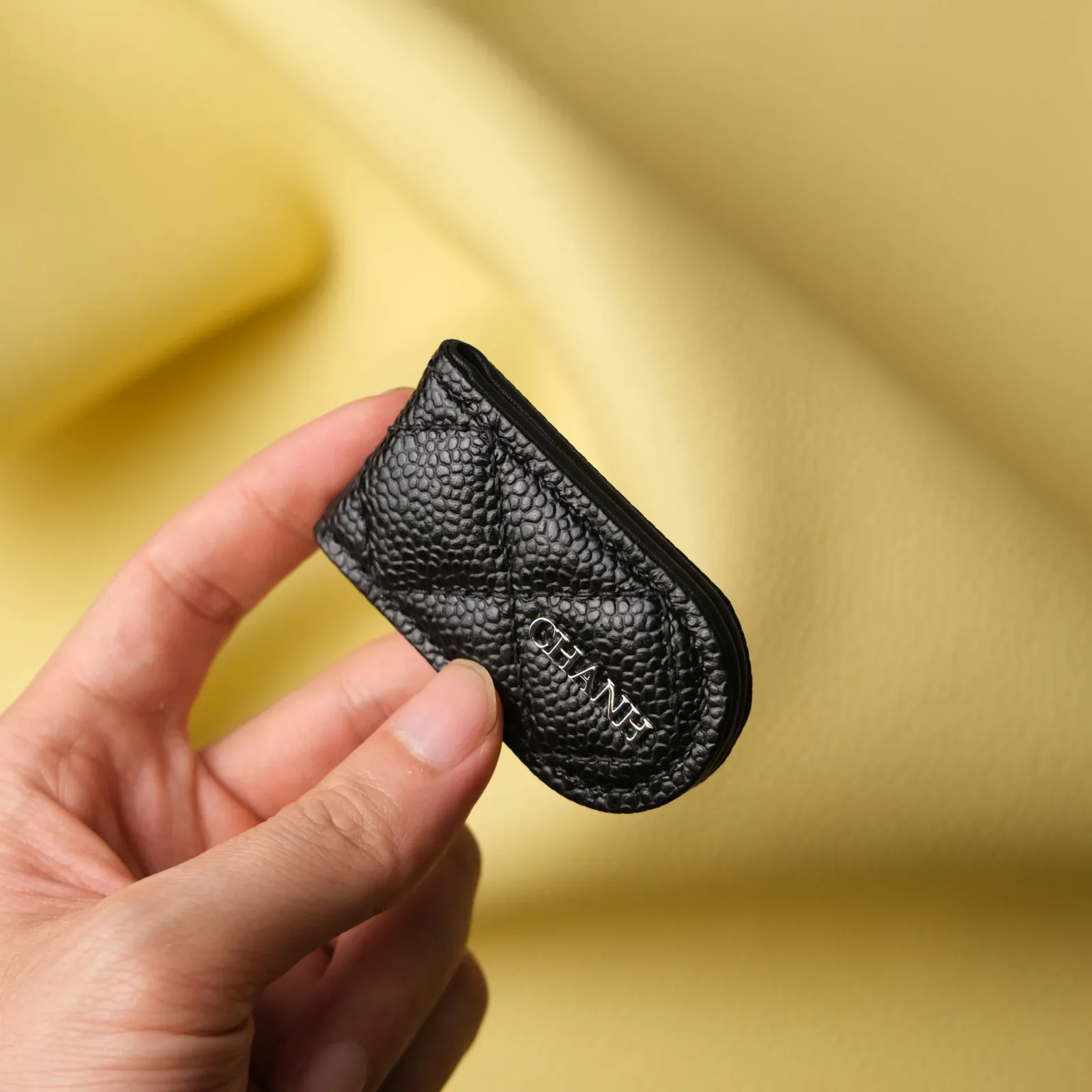 Ảnh Studio Money Clip Caviar Đen phụ kiện riêng - Koi Leather