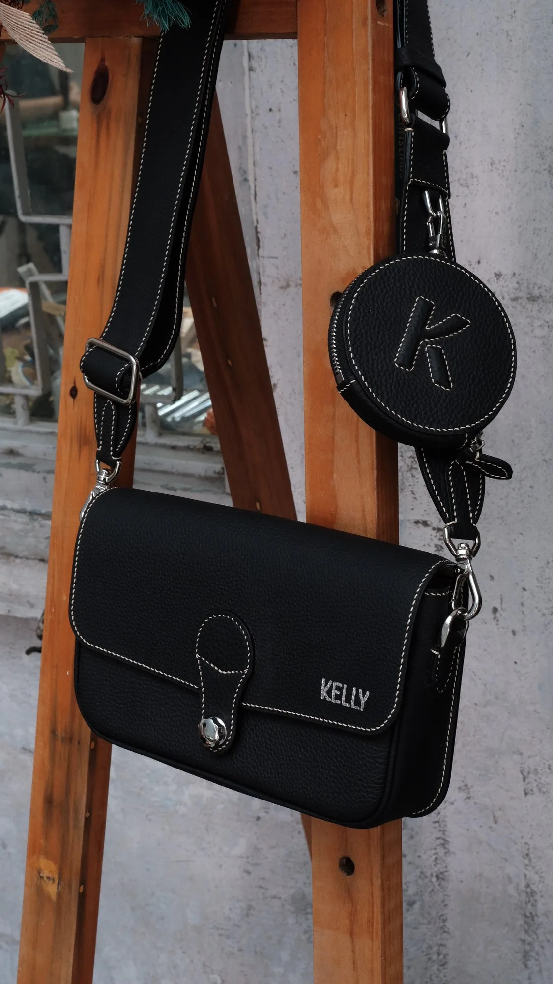 Ảnh Studio Túi đeo chéo Matame-01 da Togo màu đen kèm ví tròn - Koi Leather