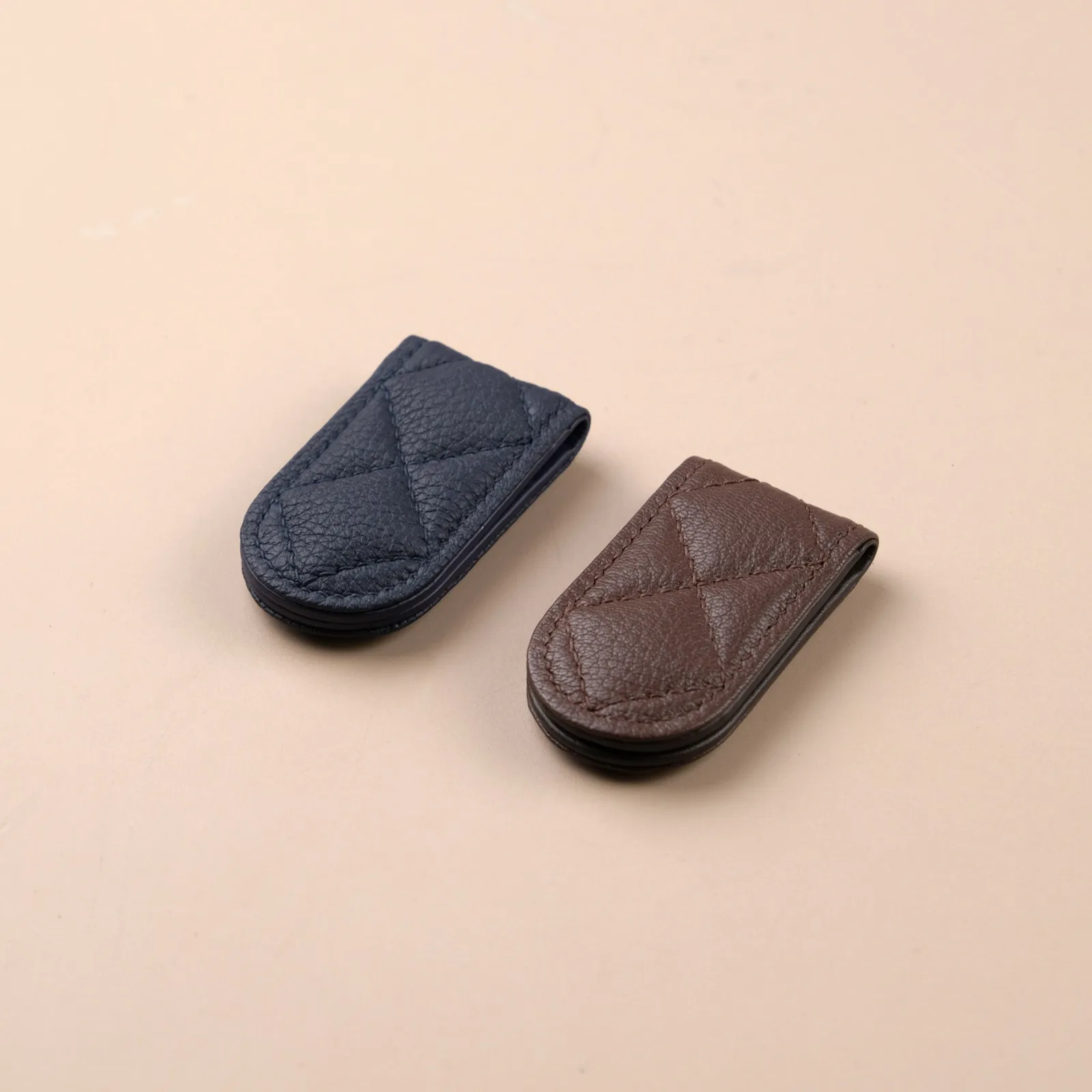 Ảnh Studio Kẹp tiền da nam châm may chần trám - Koi Leather