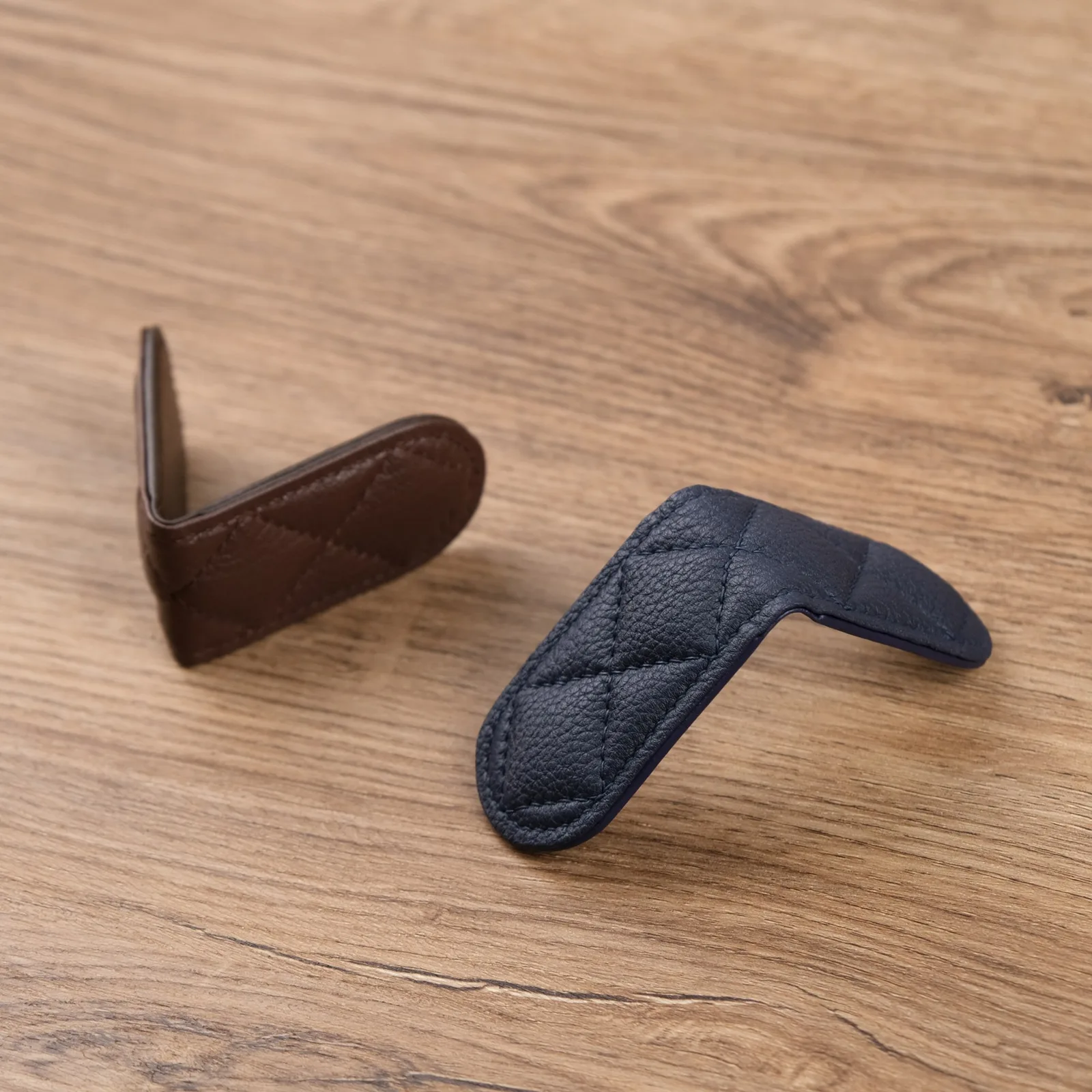 Ảnh Lifestyle Kẹp tiền da nam châm may chần trám - Koi Leather