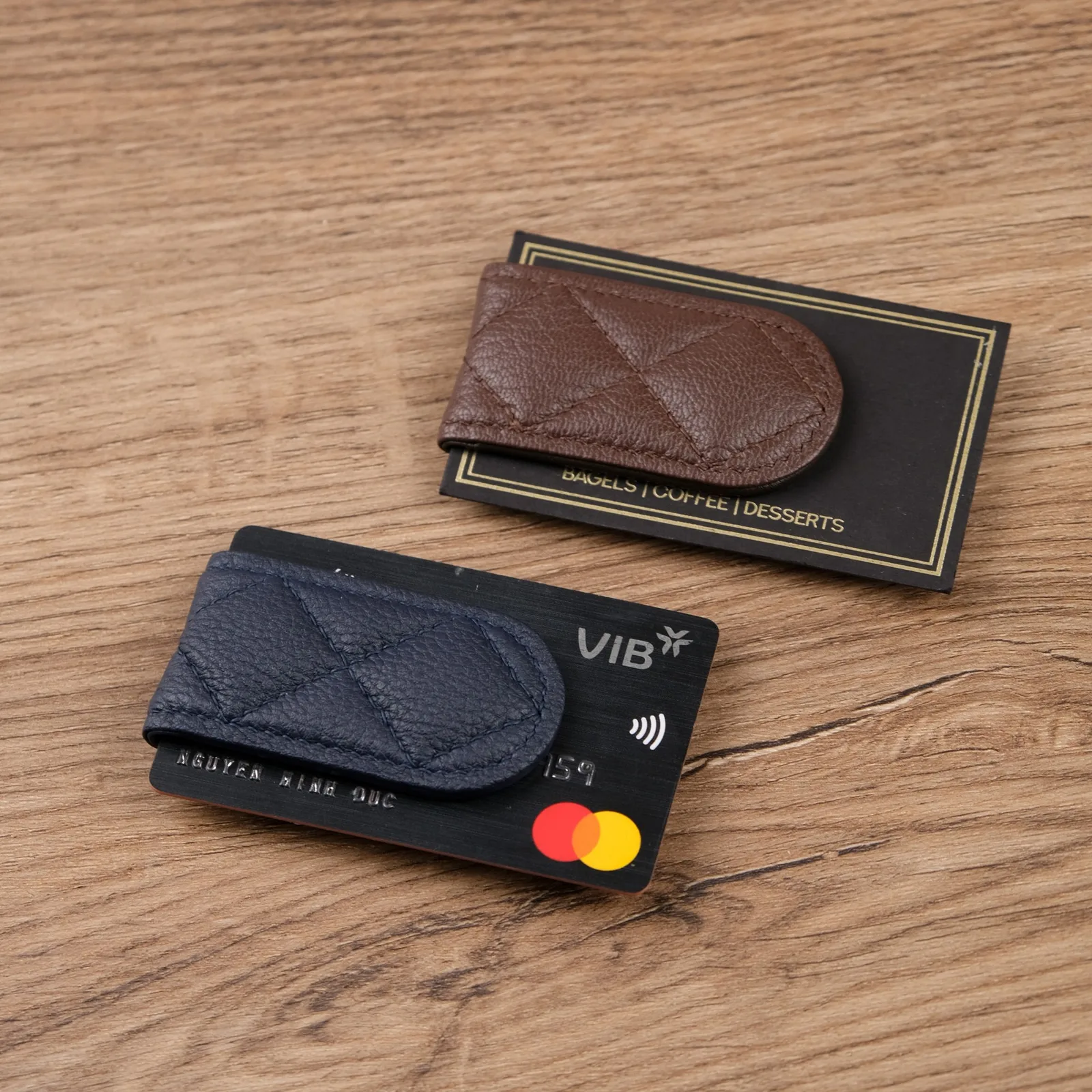 Ảnh Lifestyle Kẹp tiền da nam châm may chần trám - Koi Leather