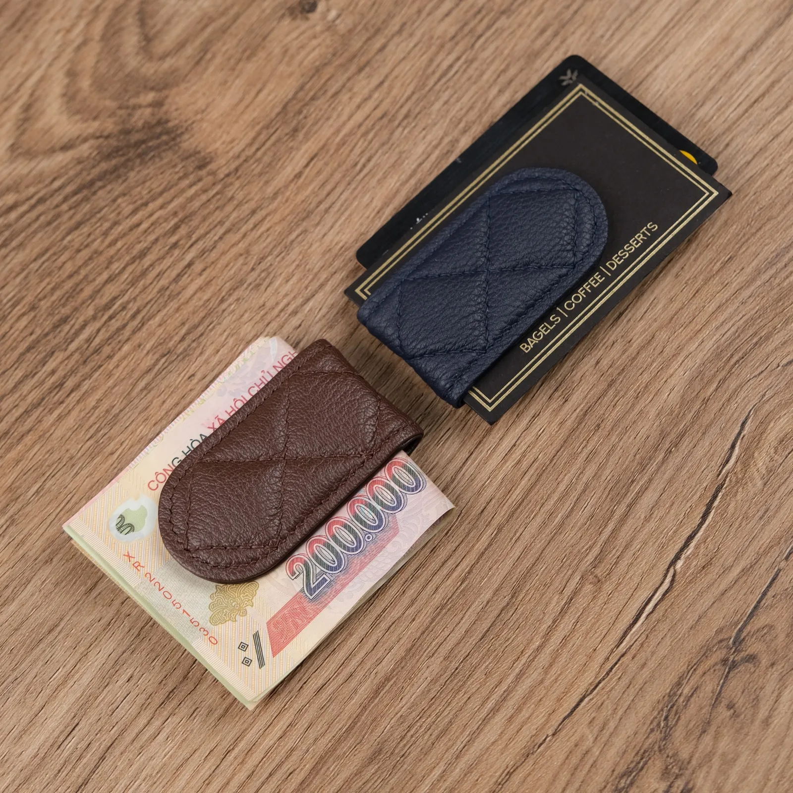 Ảnh Lifestyle Kẹp tiền da nam châm may chần trám - Koi Leather